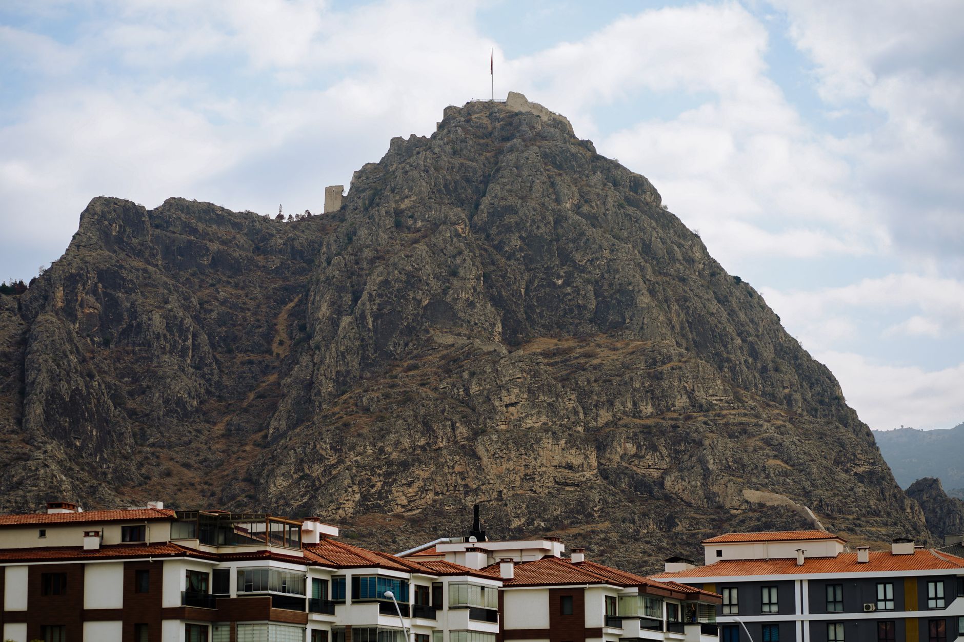 Overview of Amasya with citadel on a rocky hill, picturesque daytime scene.