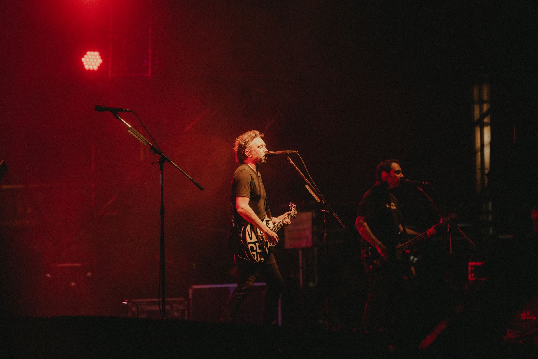 Sahnede geleneksel Türk çalgılarını rock unsurlarıyla harmanlayan bir grubun canlı performansı.