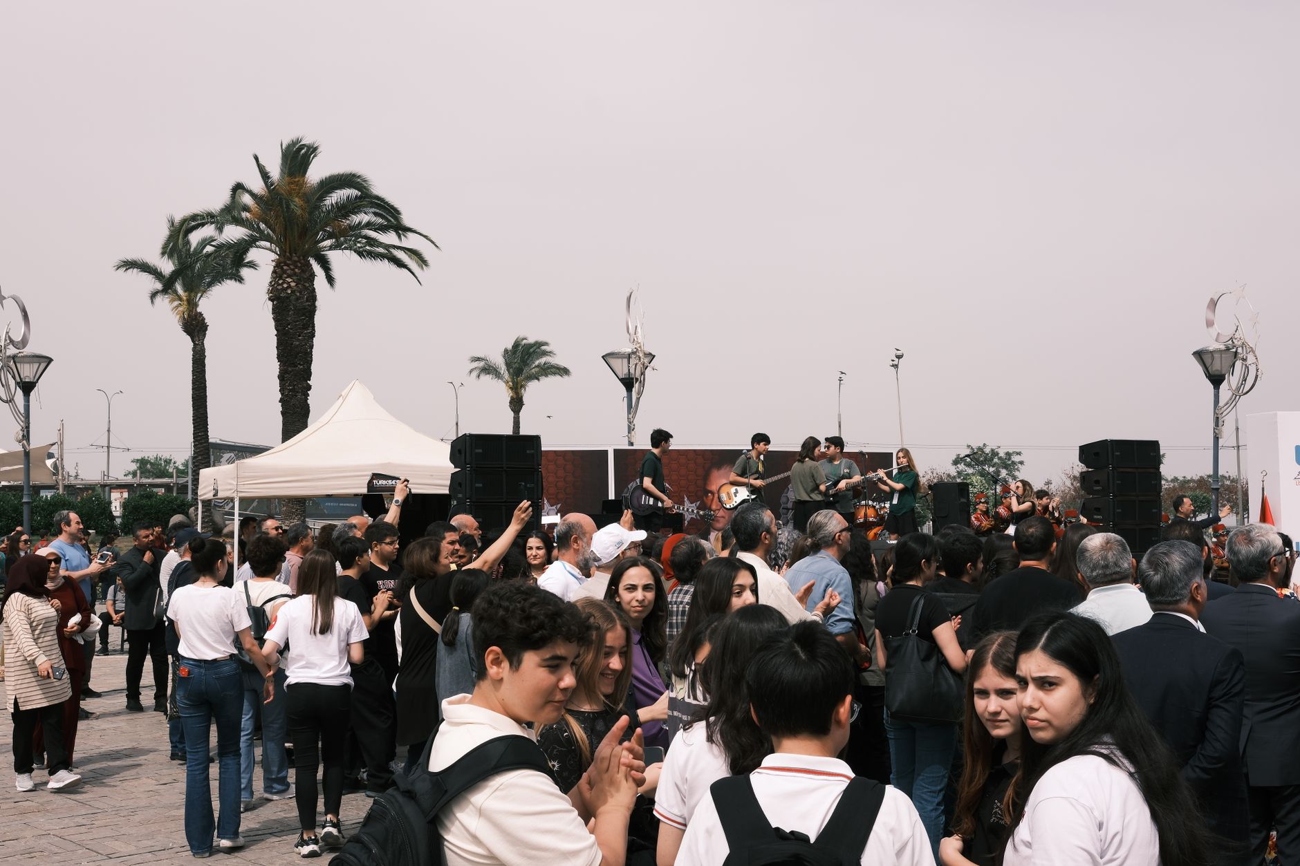 İzmir'de sahnede müzisyenlerin yer aldığı açık hava konserinden keyif alan kalabalık.