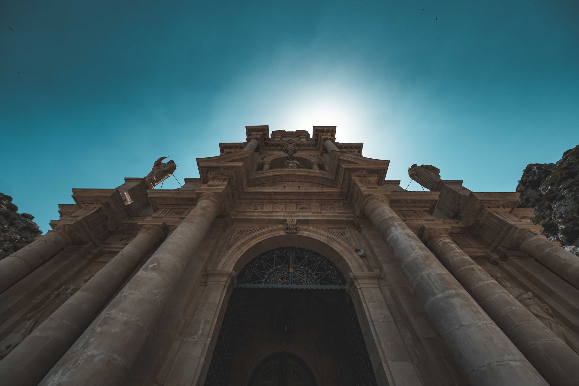 واجهة كنيسة القديس بطرس الحجرية في أنطاكيا، محاطة بتل صخري.