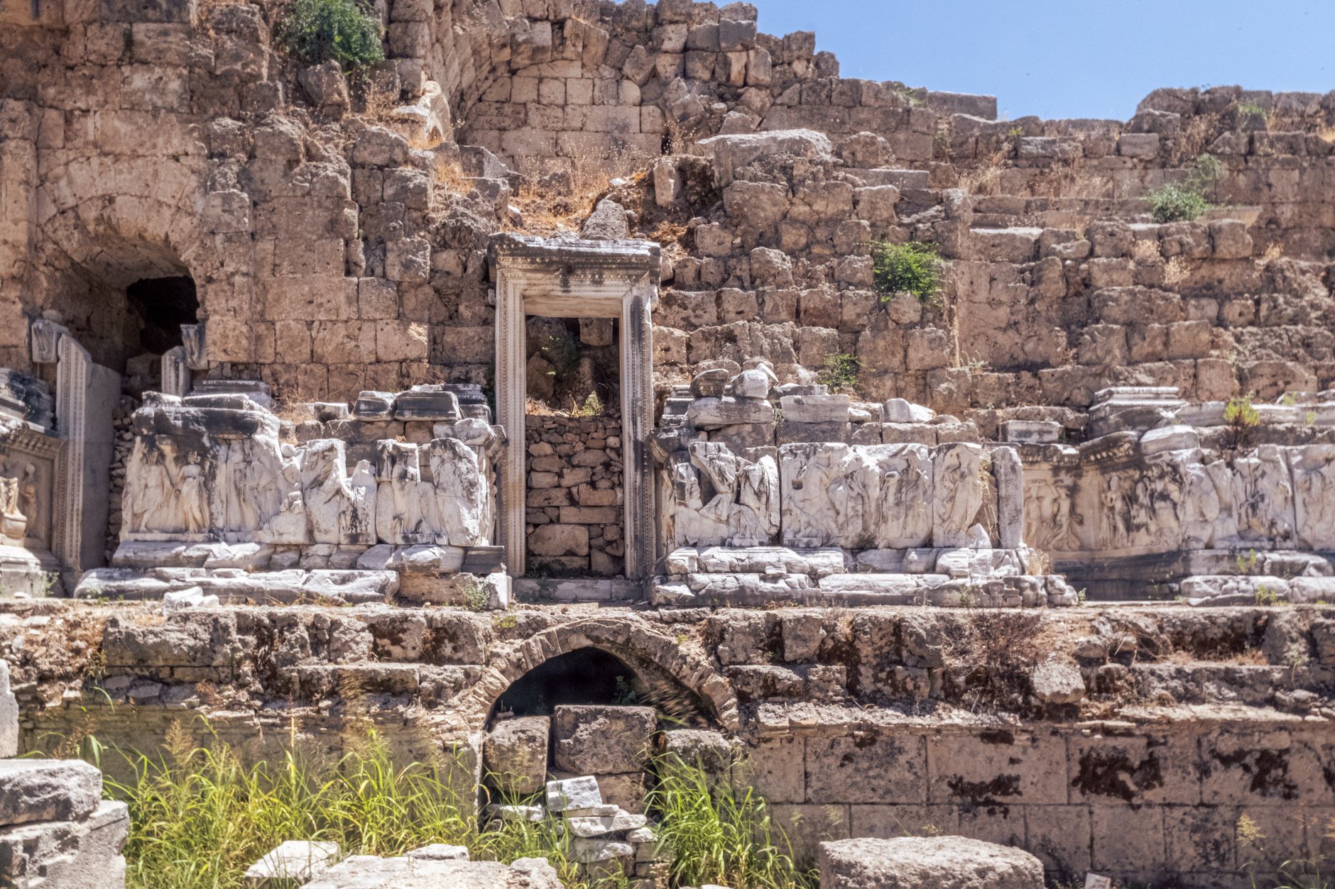 أطلال رومانية قديمة في بيرغي بأنطاليا تضم هياكل حجرية ومنحوتات مفصلة.