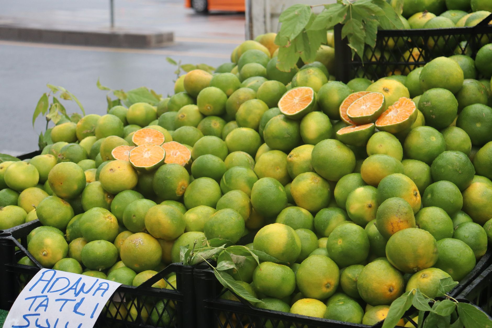 A vibrant display of fresh oranges at a market in Adana, perfect for nutritious diets.