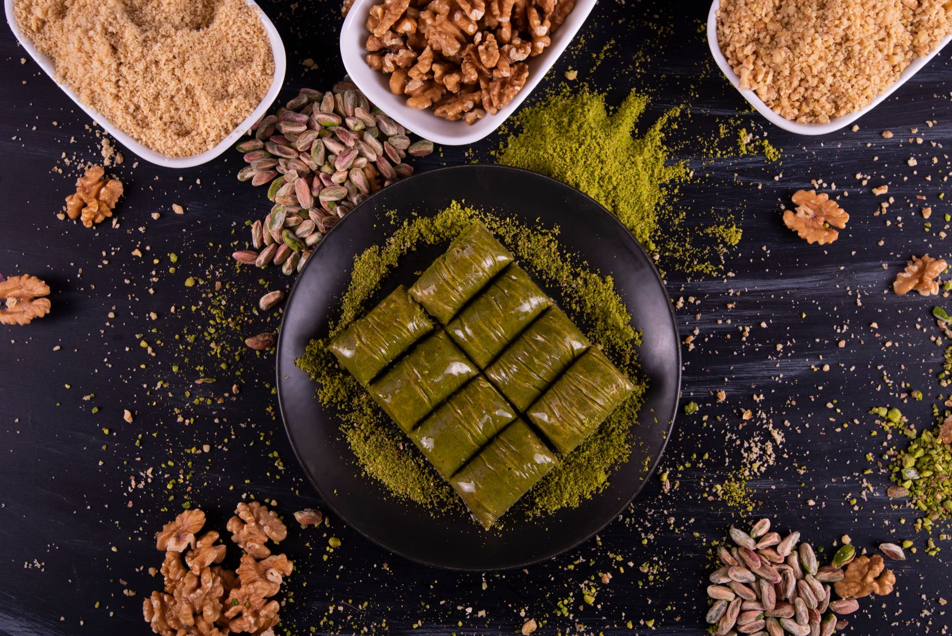 نمای نزدیک از باقلوا با پسته و گردوی خردشده روی آن.