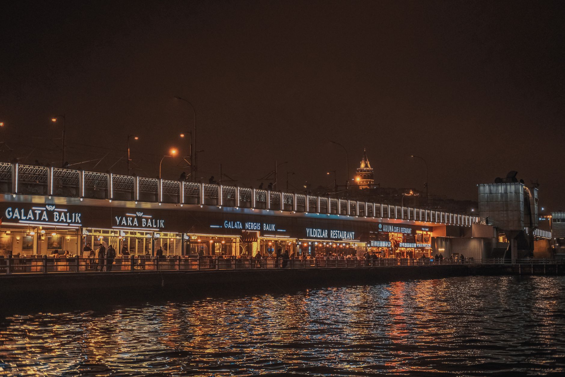 夜晚海滨加拉塔巴利克餐厅露台的景色，灯火辉煌。