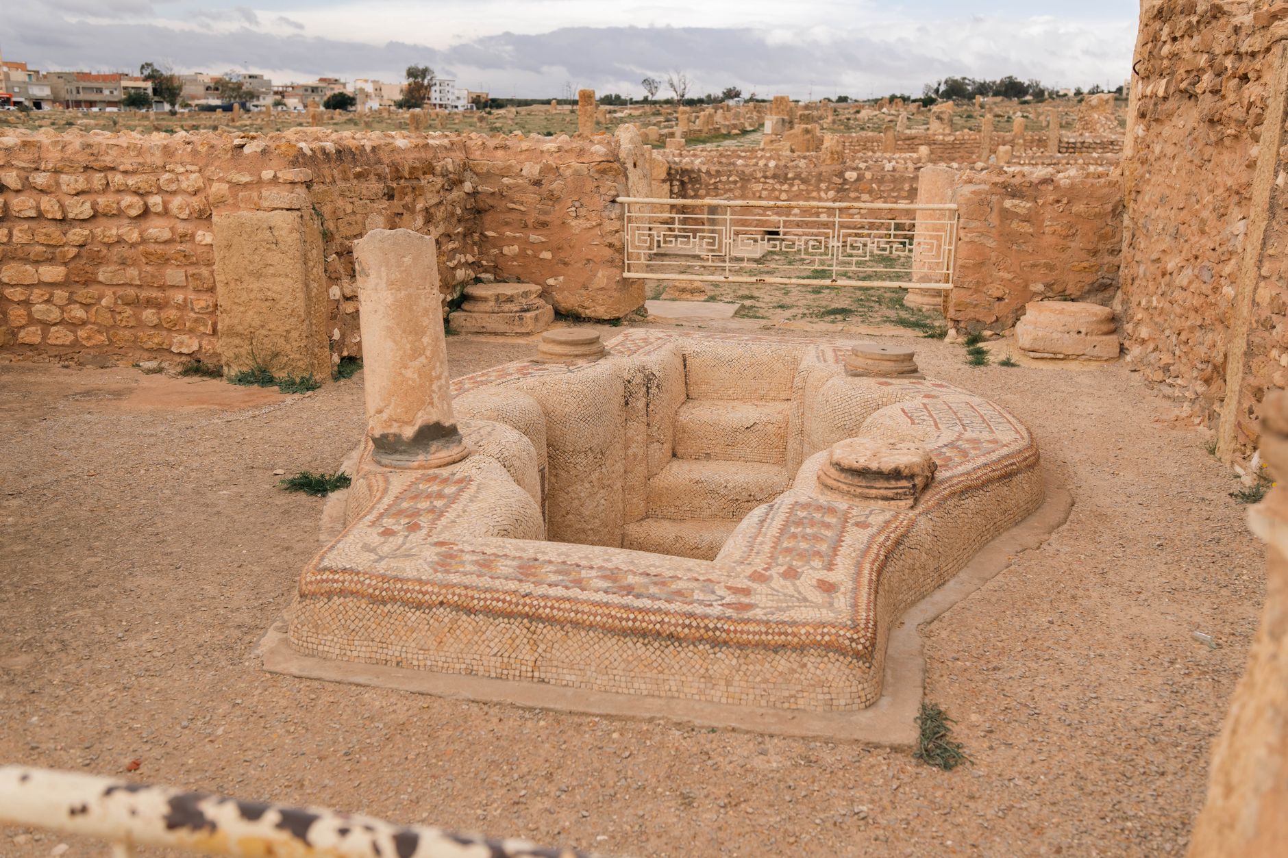 基比拉一座古代建筑中几何马赛克图案的特写。