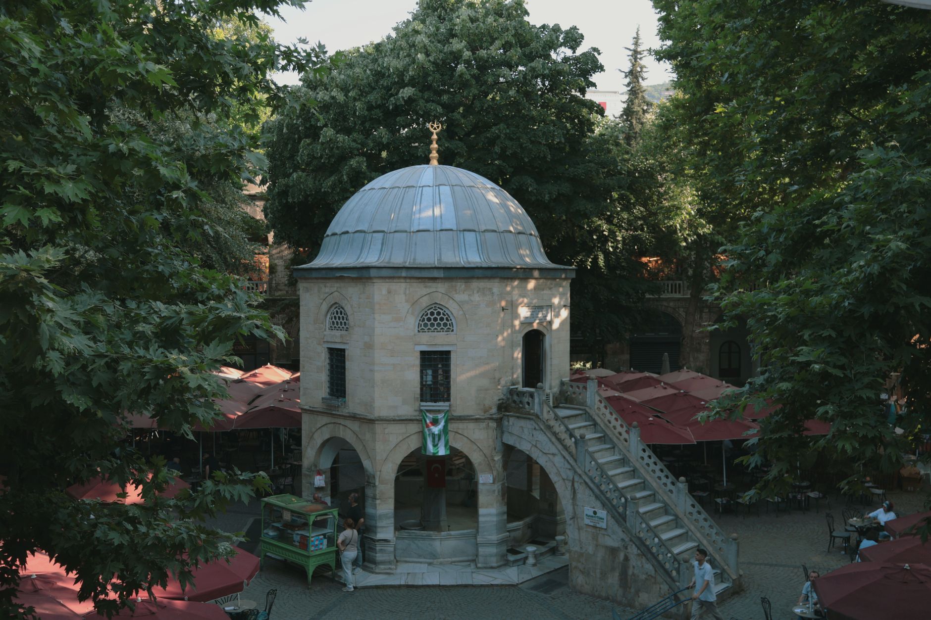 Koza Han 的内部庭院，展现历史建筑与咖啡馆座位。