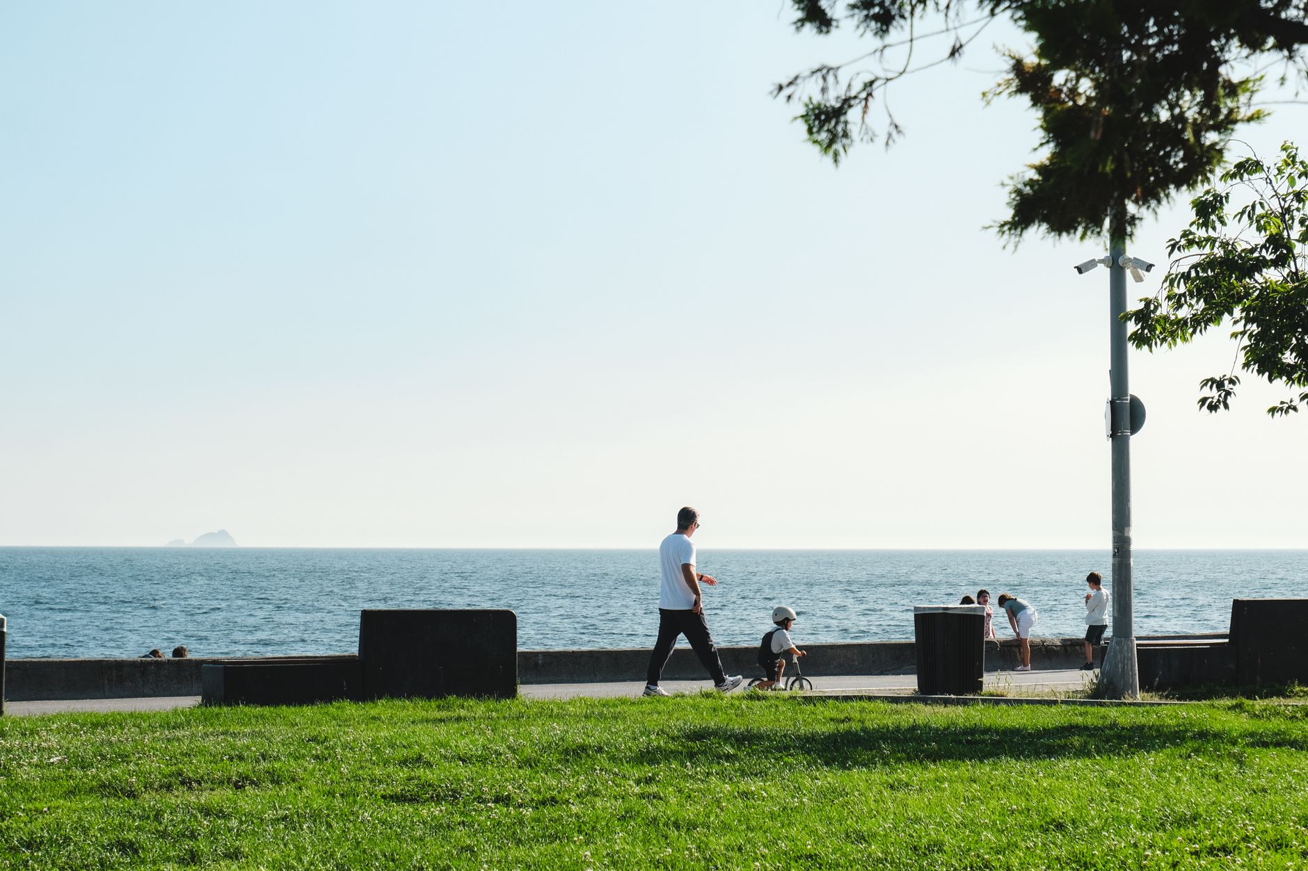 A serene seaside park in Kocaeli with families enjoying nature and each other.
