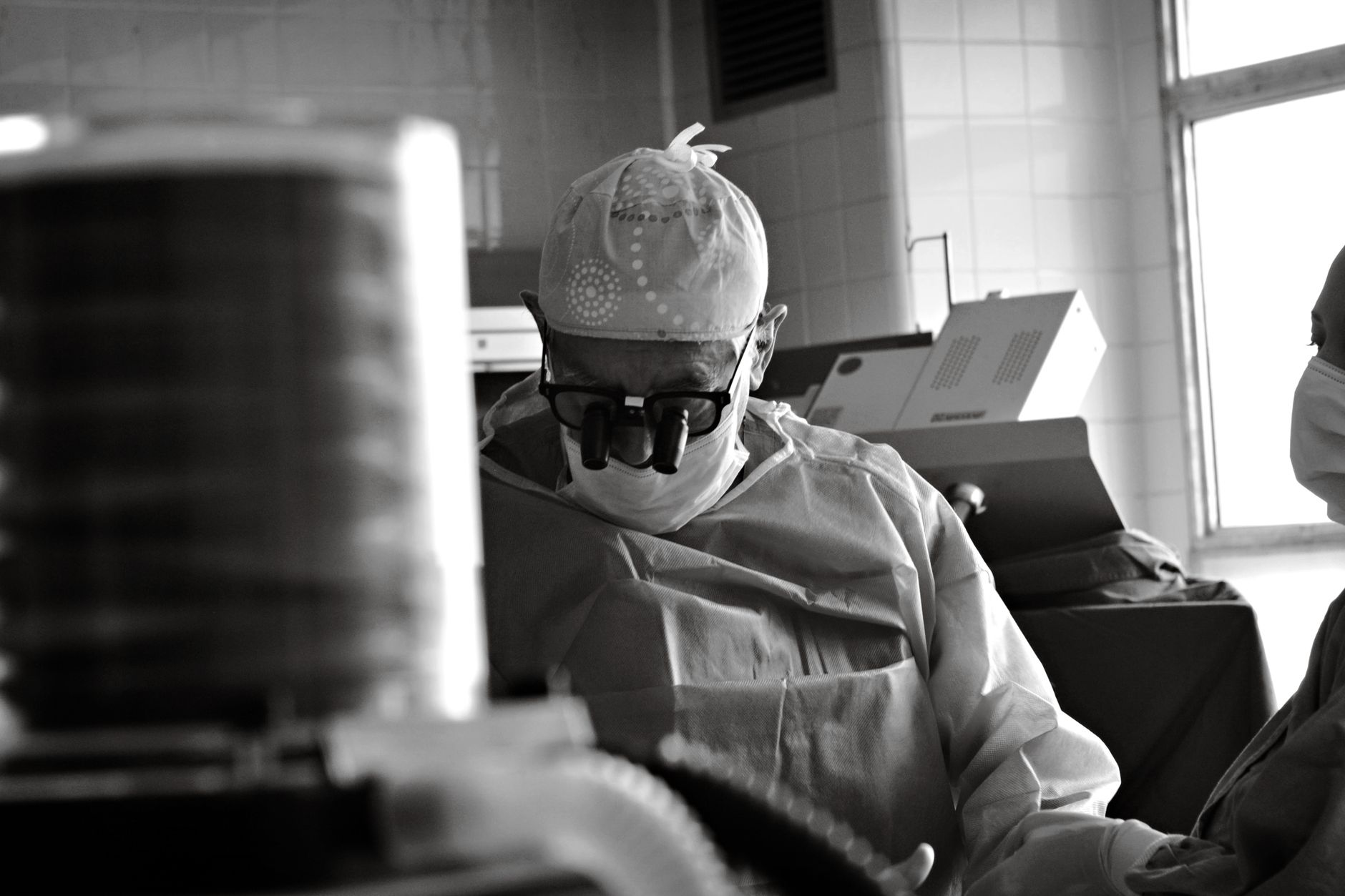 Surgeon focused on cataract surgery using phacoemulsification techniques in a modern Turkish operating room.