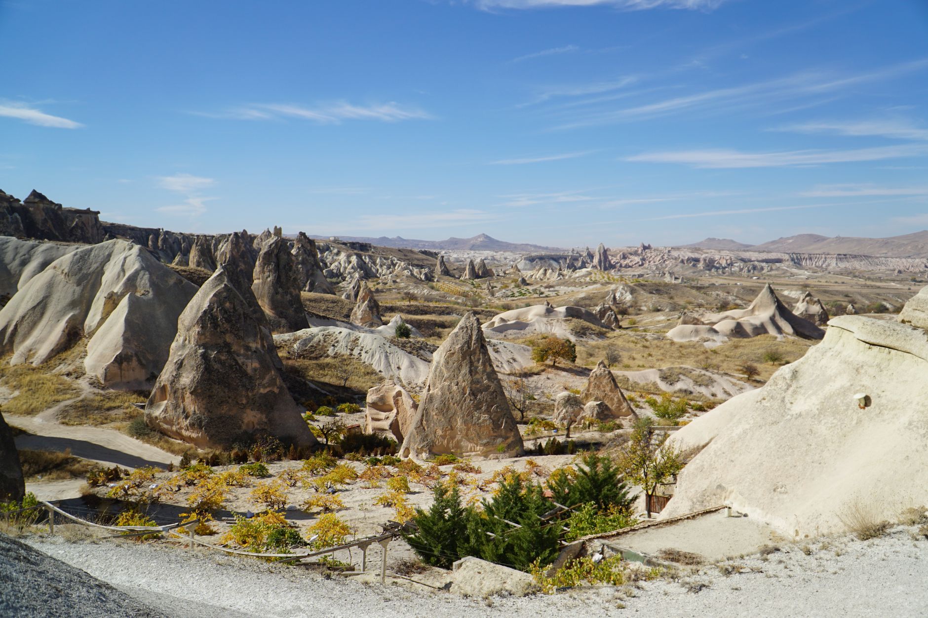 Kapadokya, Göreme'de benzersiz kaya oluşumlarının nefes kesen manzarası.