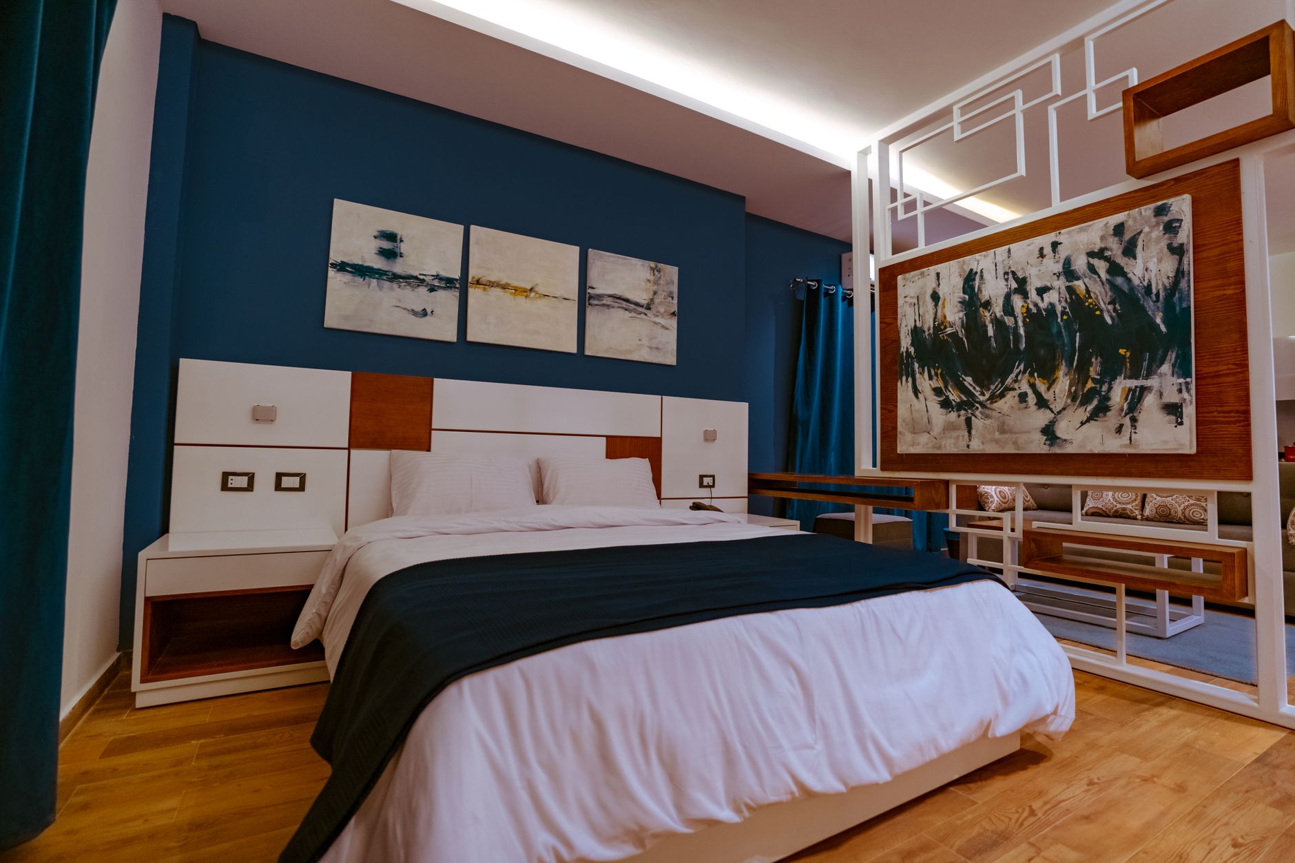 Cozy bedroom in a serviced apartment in Kocaeli with modern decor.