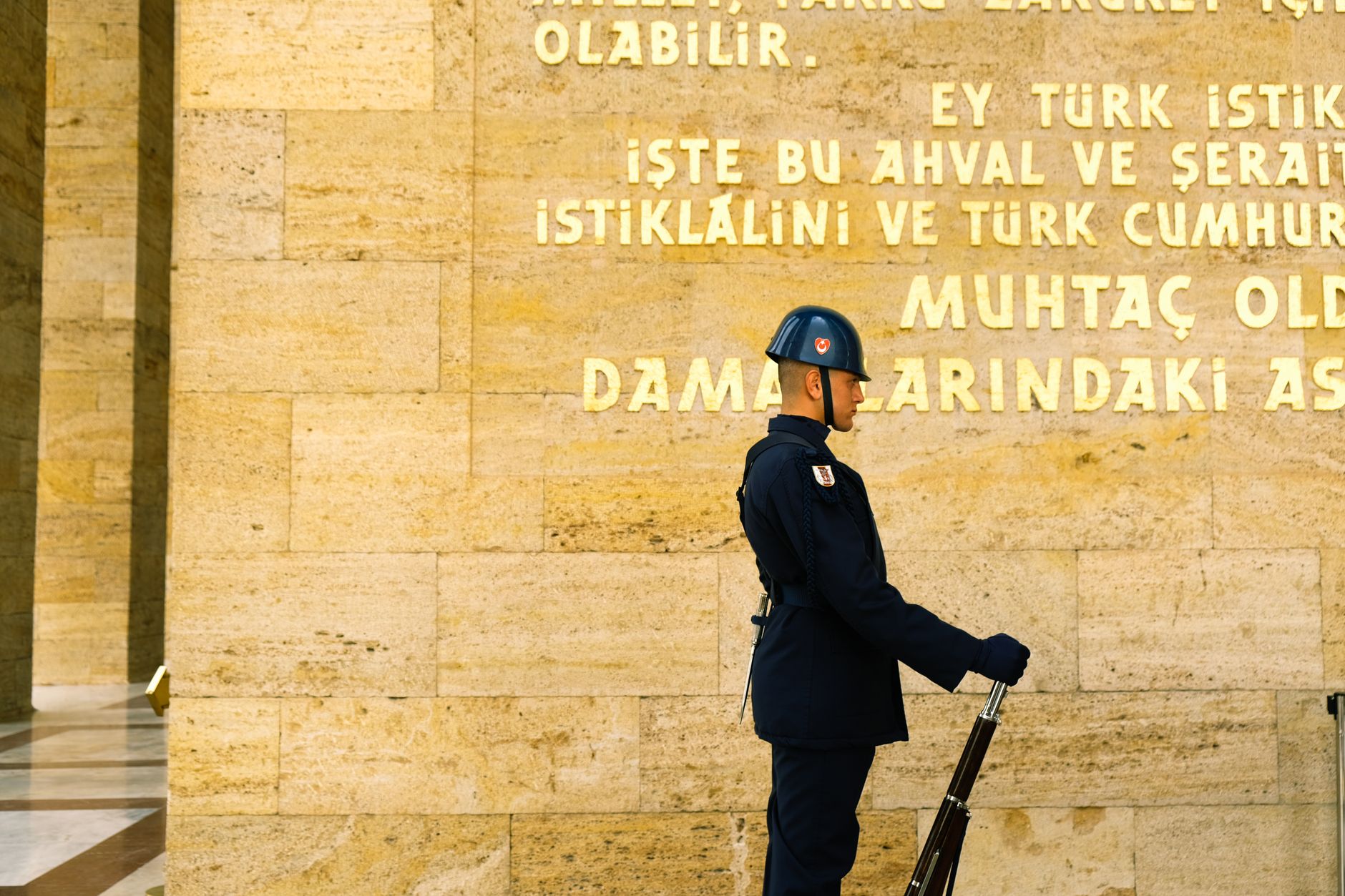 A guard in uniform stands at attention by the Atatürk Monument in Samsun.