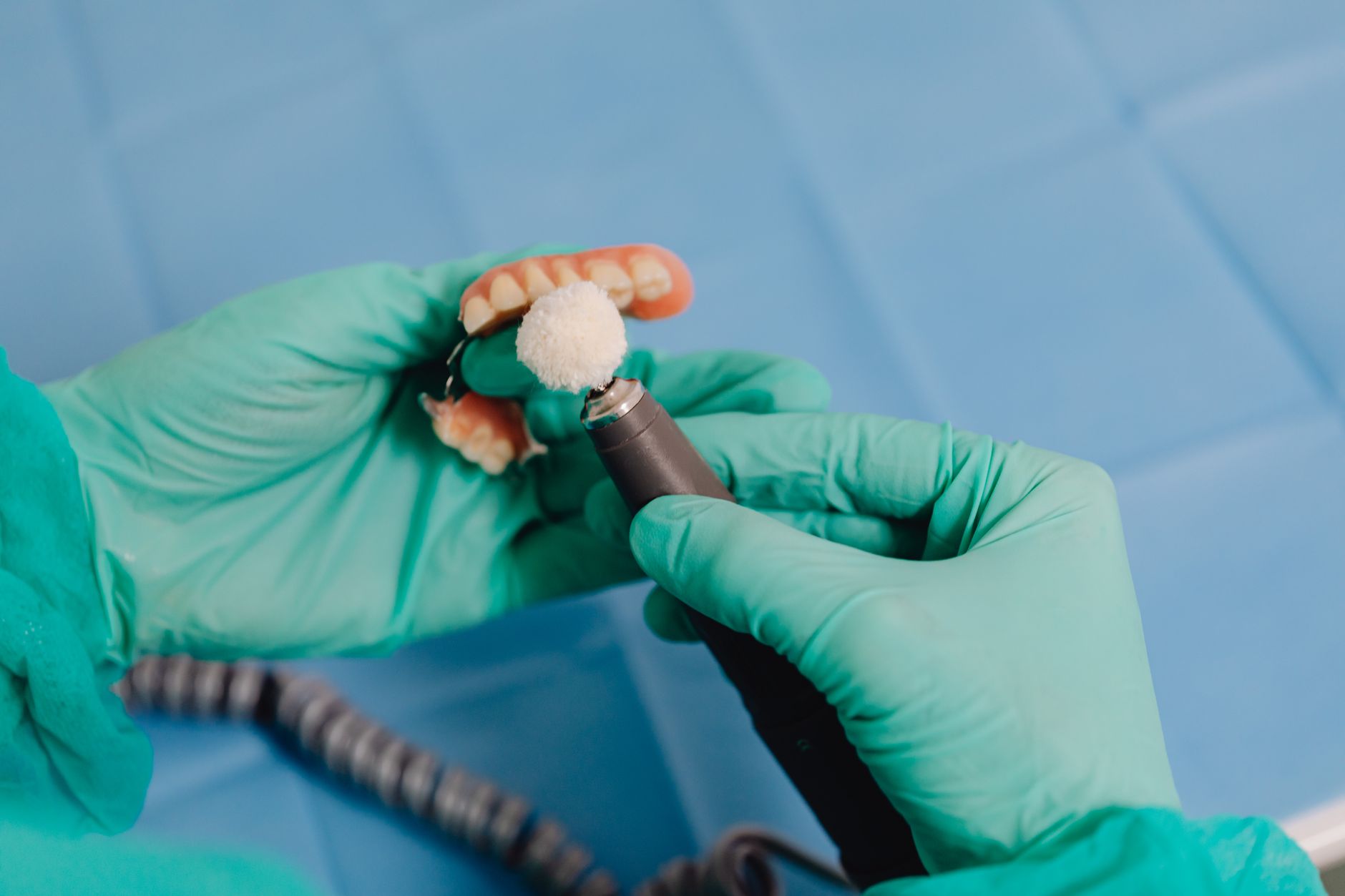 Dental professional using milling technology on dental model in Türkiye.
