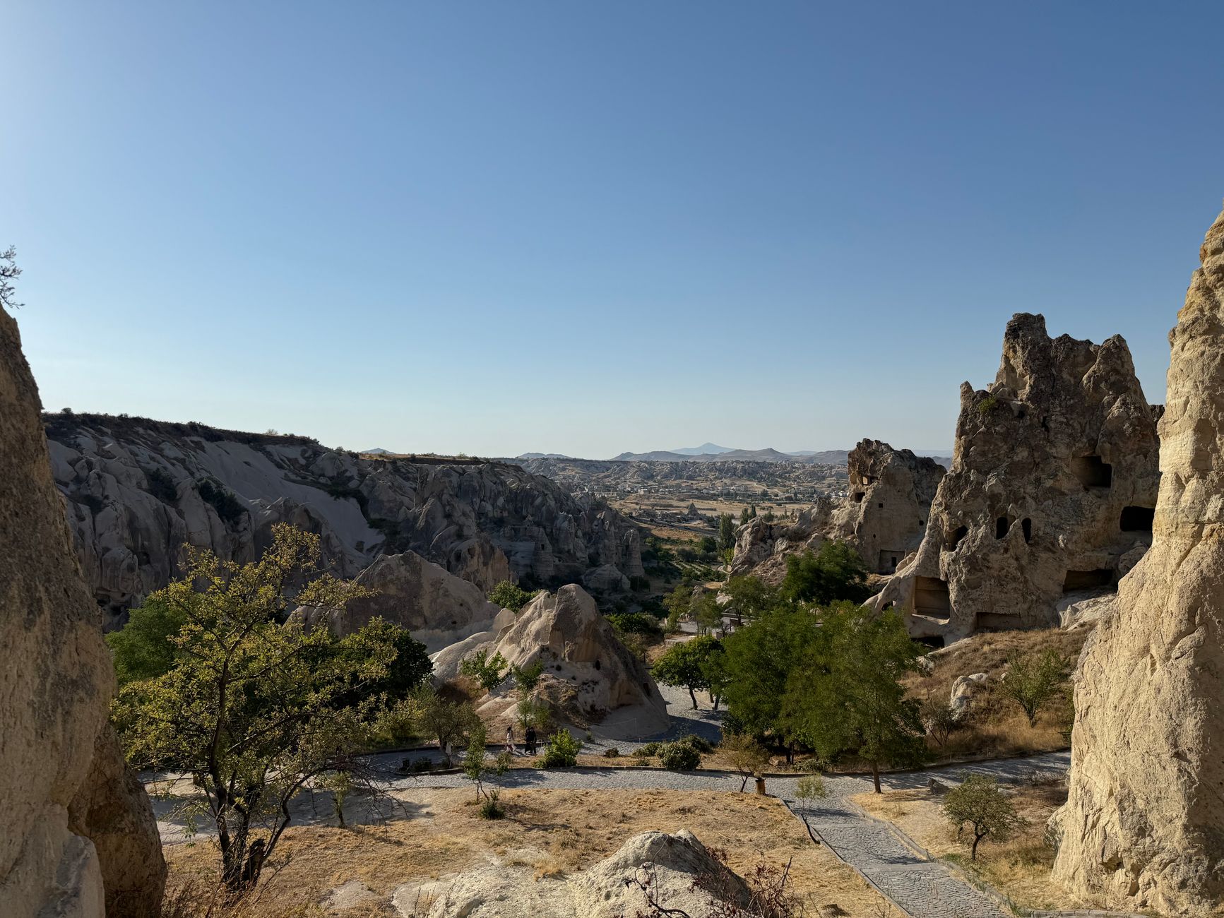 کوهنوردی در مسیری آرام در منظره دره منحصربه‌فرد کاپادوکیا در سپیده‌دم.