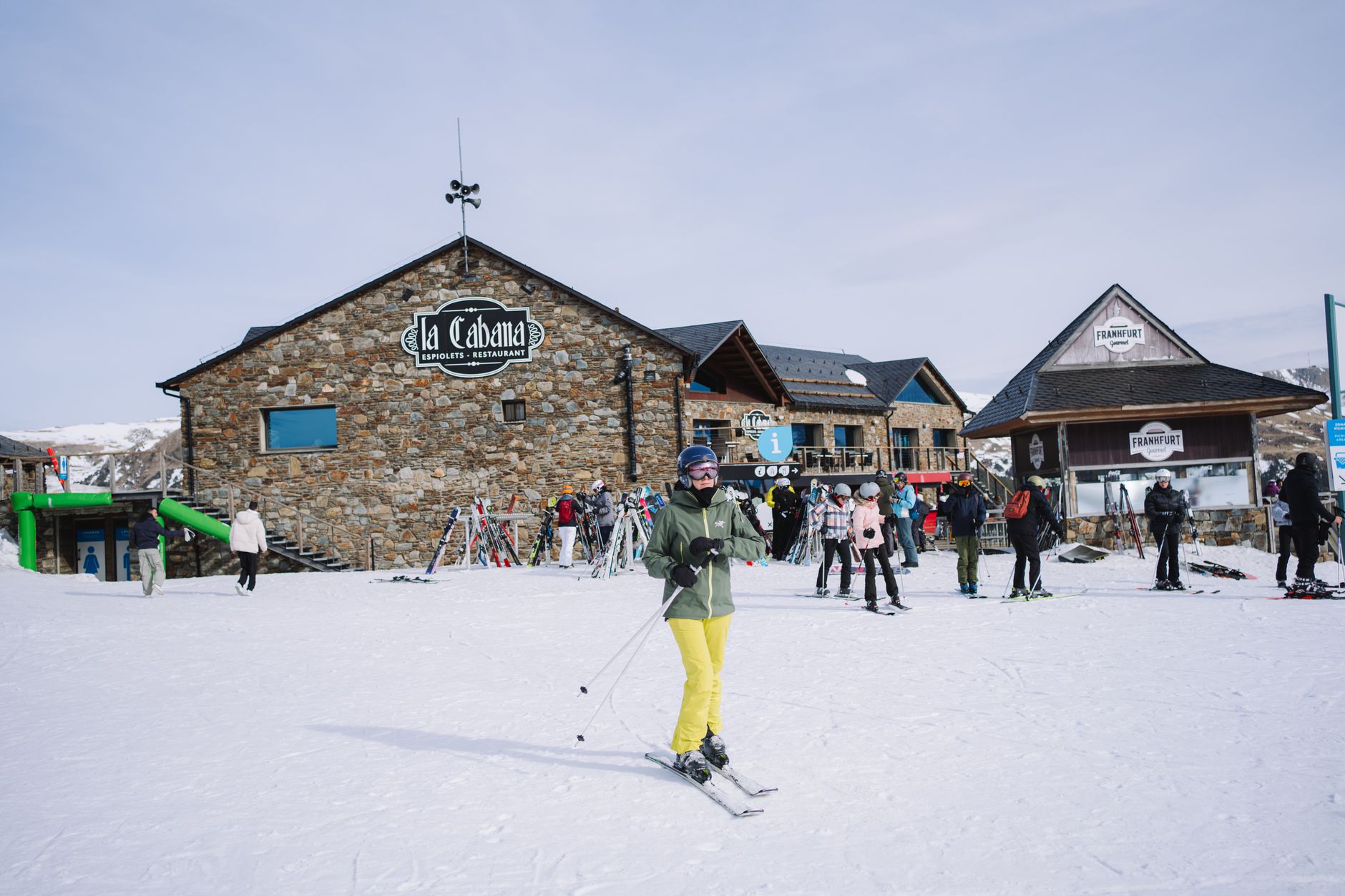 滑雪者在埃尔吉耶斯的La Cabaña餐厅附近，周围是白雪和其他滑雪者。