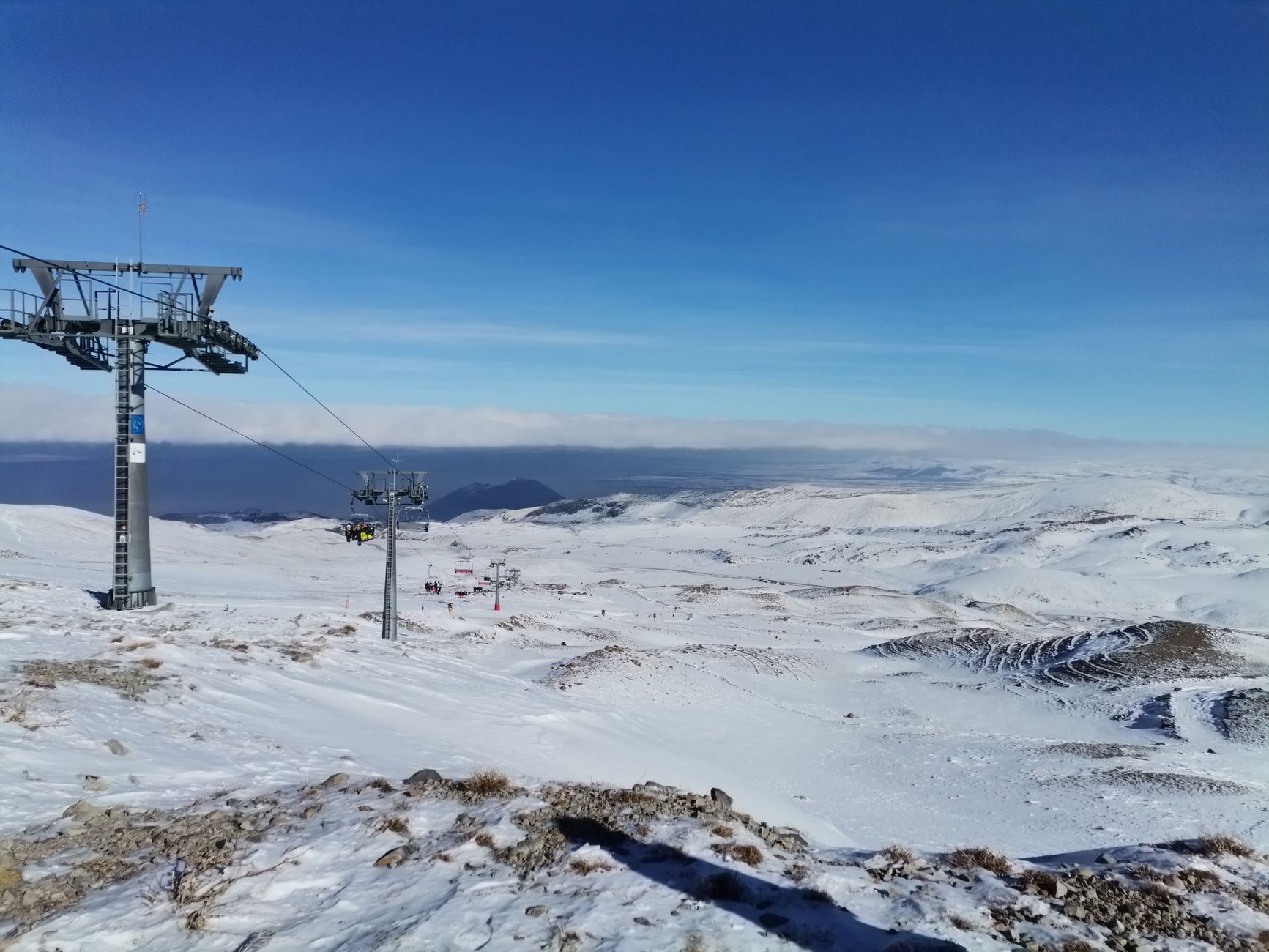 埃尔吉耶斯滑雪场白雪覆盖的景观，配有现代缆车。