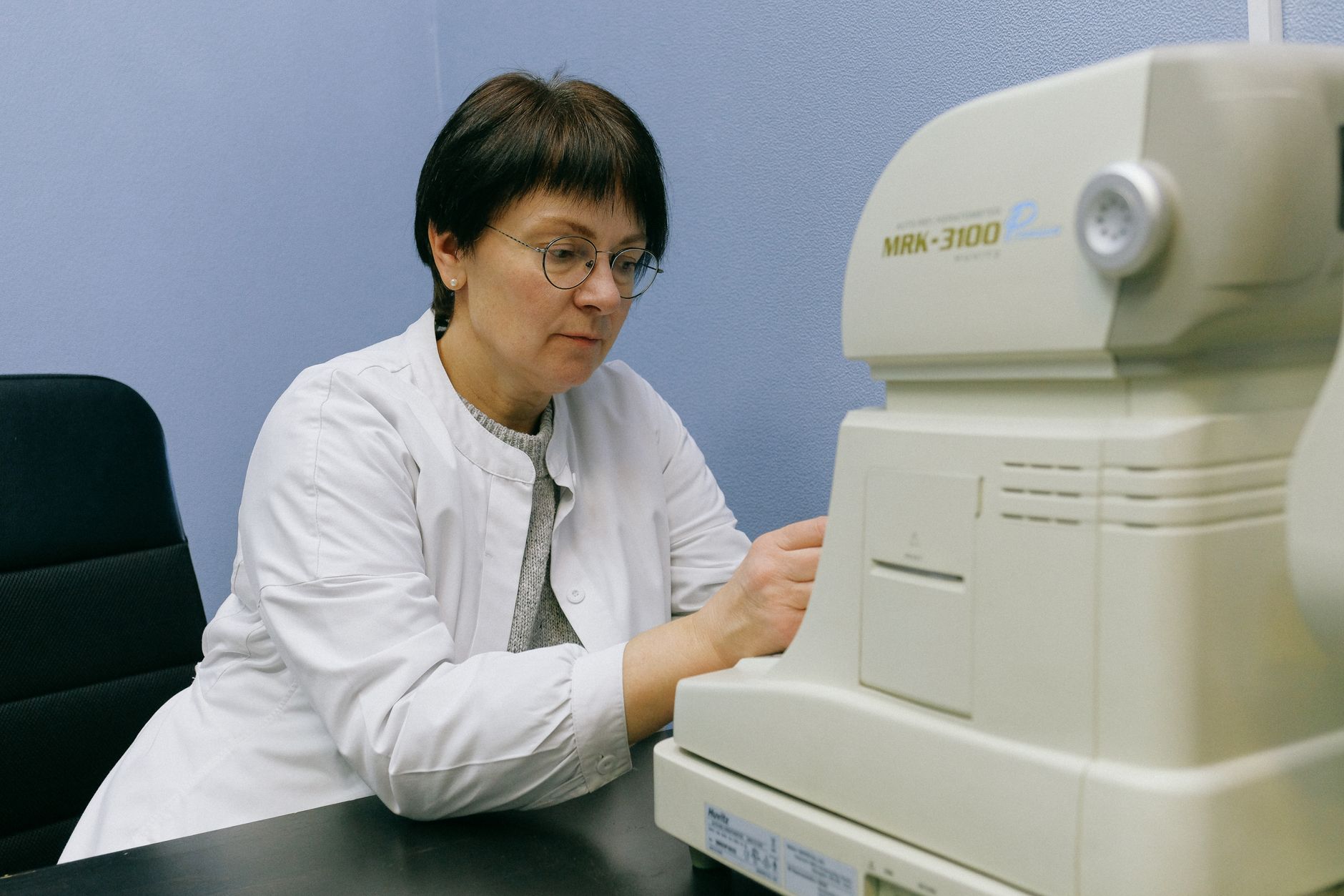 Healthcare professional performing an OCT scan with advanced equipment.