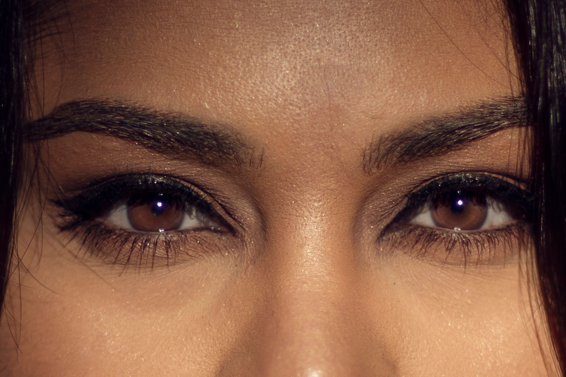 Detailed close-up of a woman's eyebrows showcasing a successful transplant.