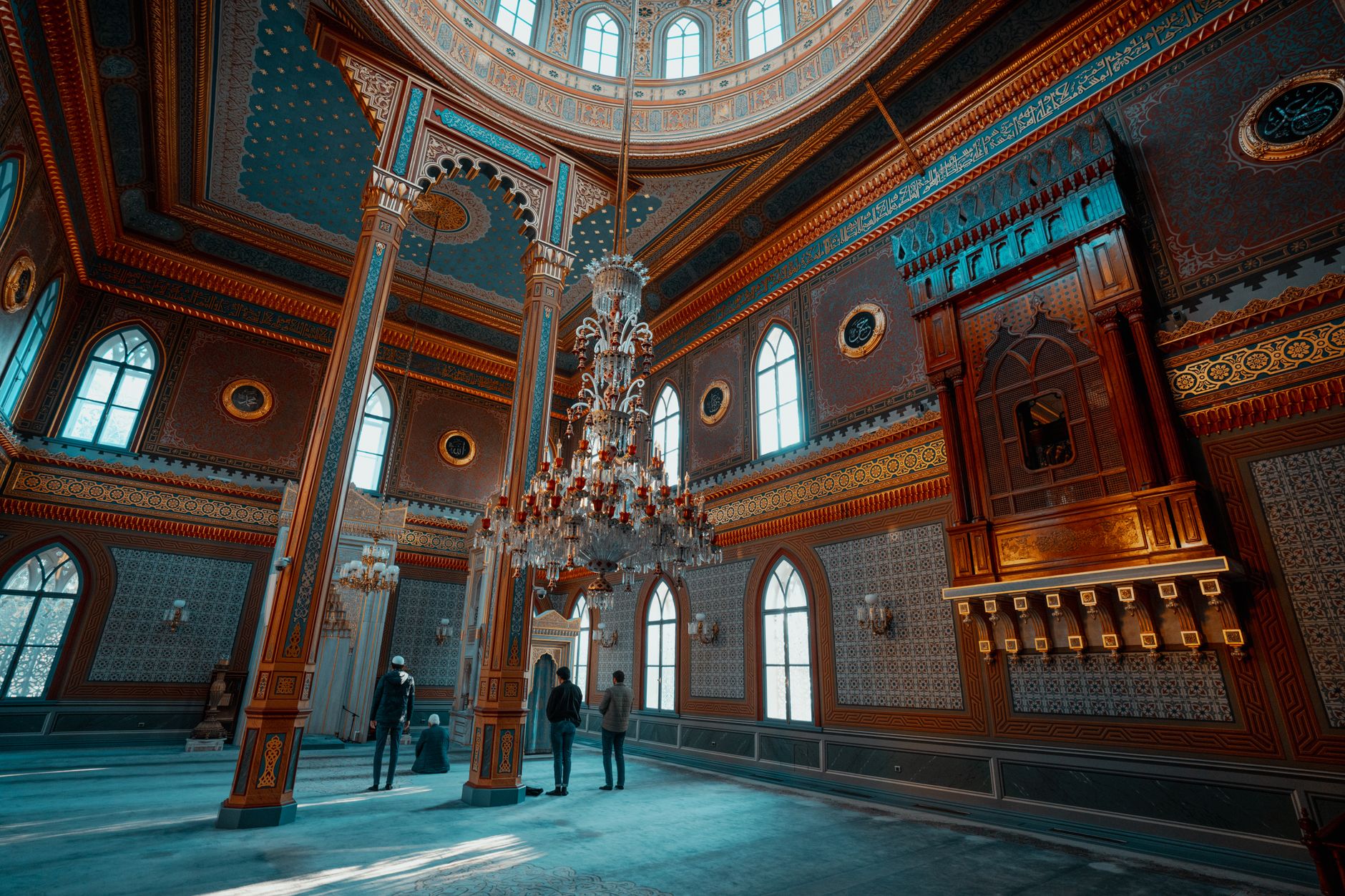 Elegant prayer room in a modern Turkish hospital featuring ornate decor and a clear Qibla direction.