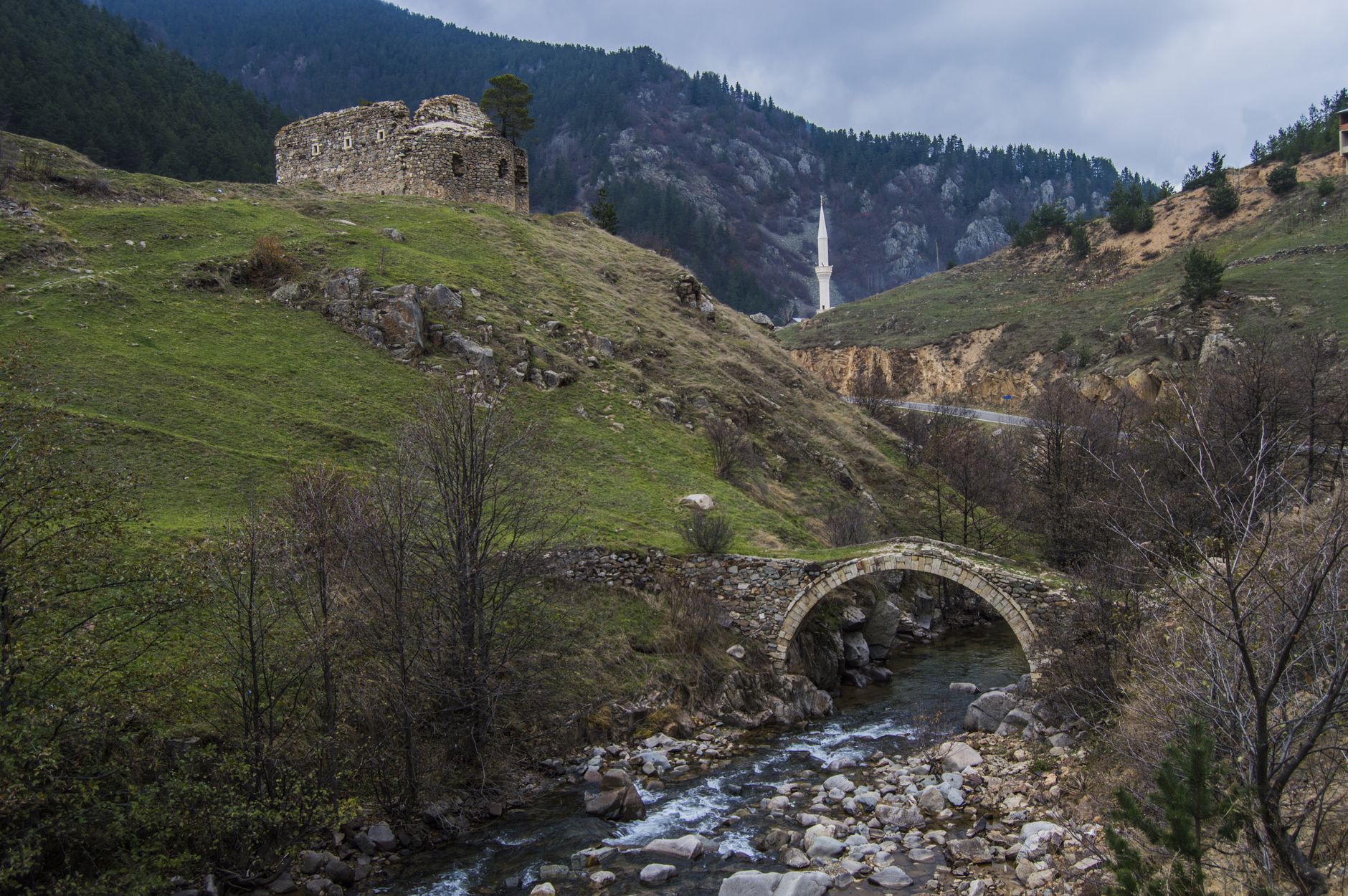 Taş köprü ve dağlık arka planıyla Giresun Kalesi kalıntıları.