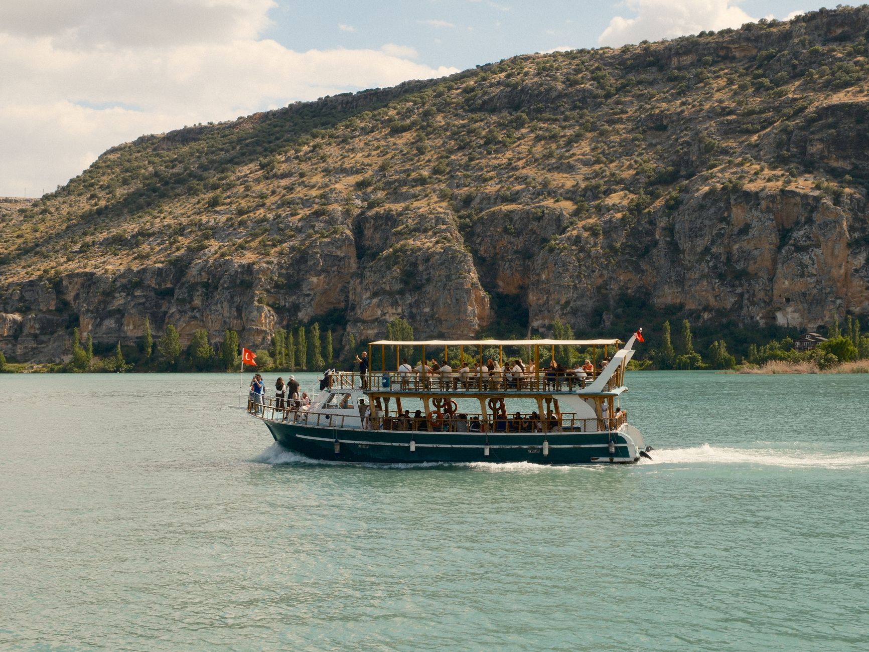 Halfeti, Türkiye'de turistleri taşıyan bir tekne Fırat Nehri'nde ilerliyor.