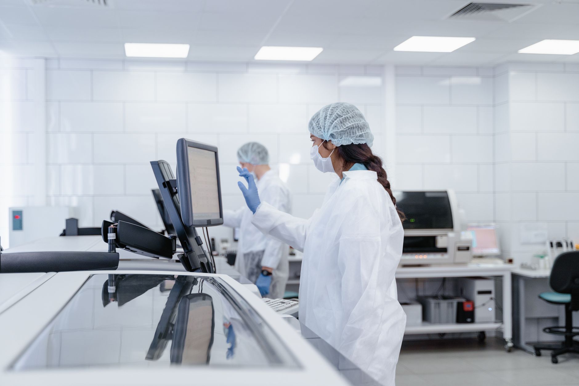 Lab technicians working with high-tech equipment in an embryology lab in Bursa, showcasing precision technology.