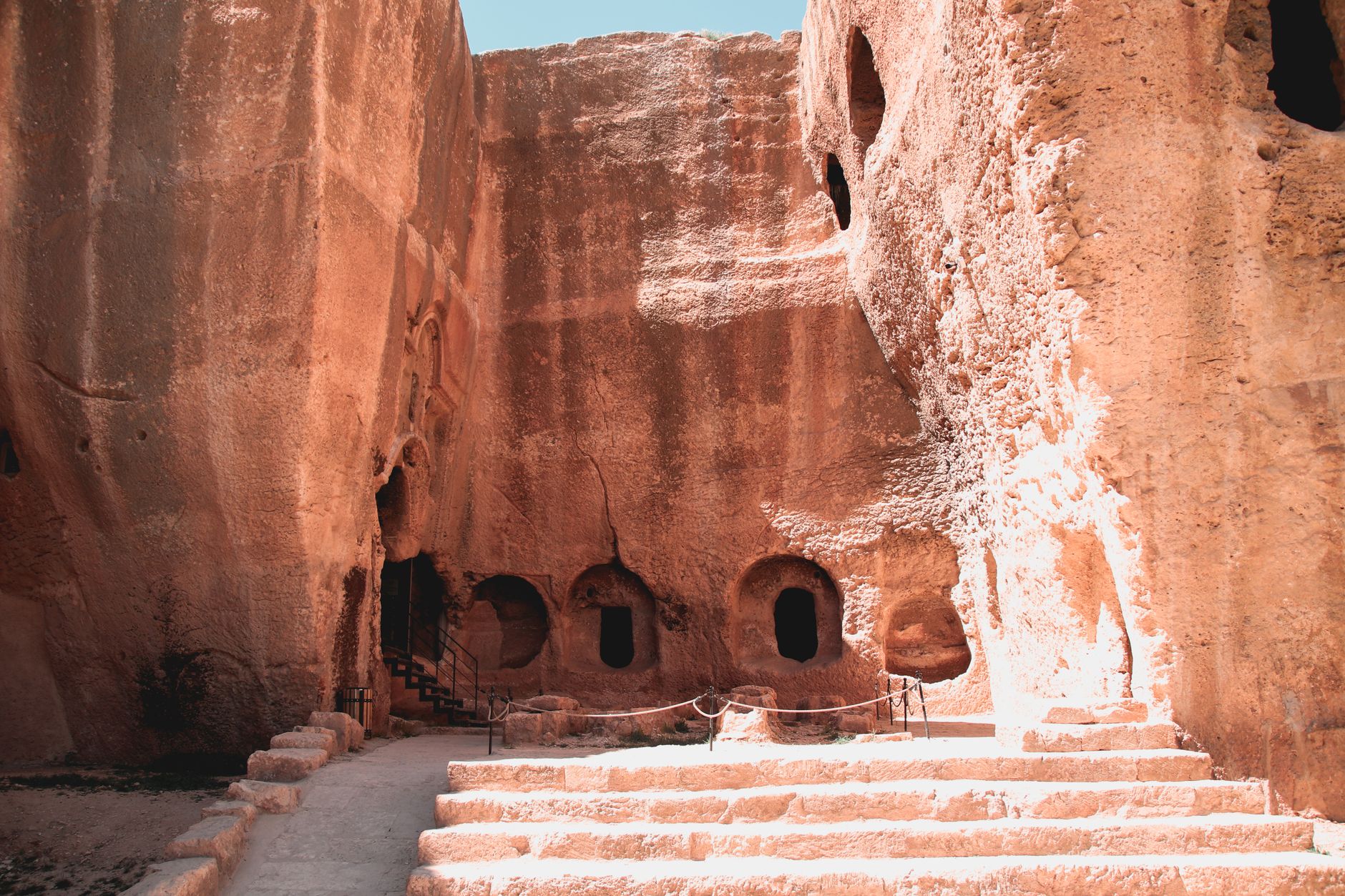 منظر داخلي للعمارة المنحوتة في الصخر مع درجات وفتحات في كابادوكيا.