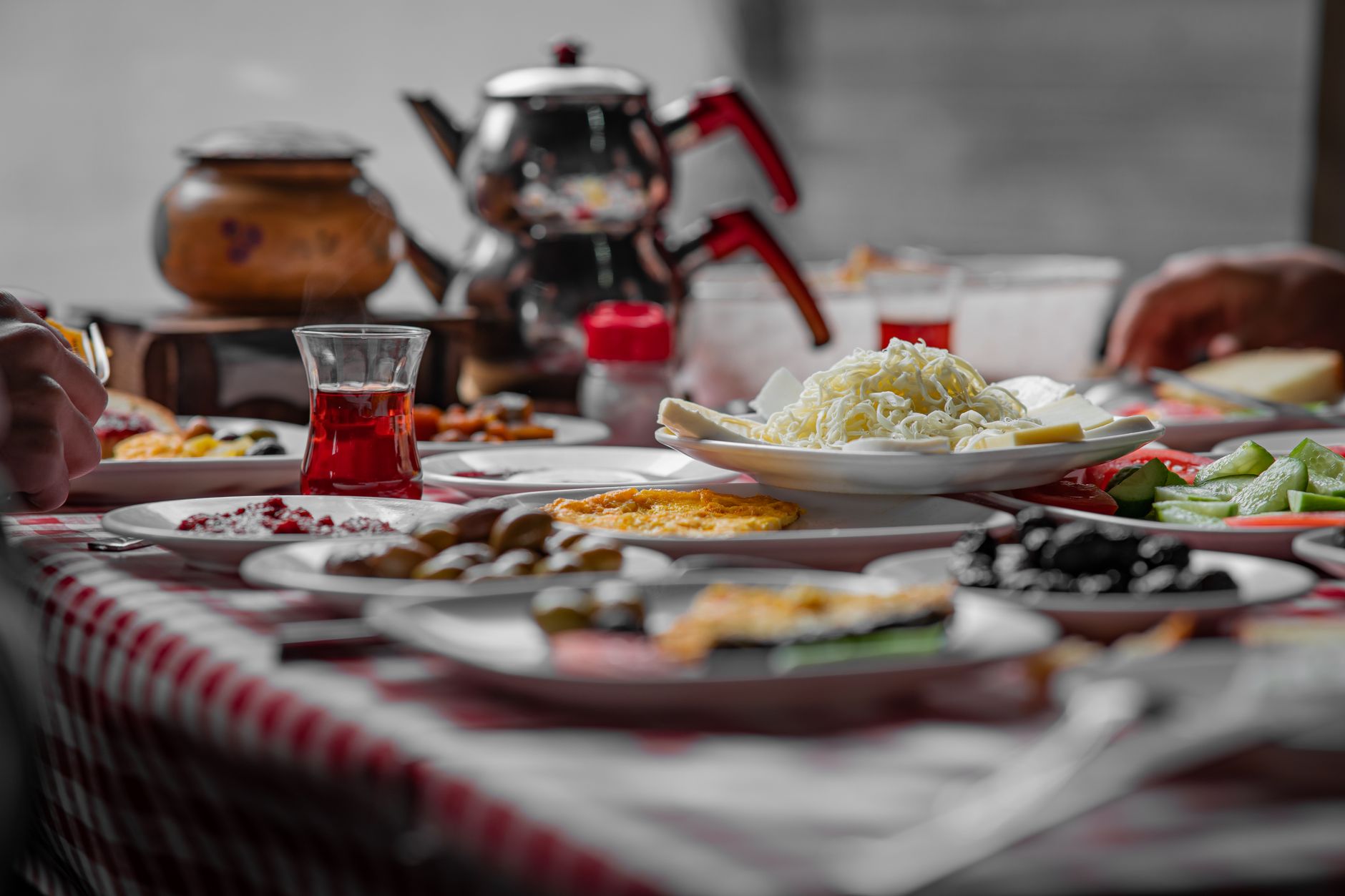 نمای از بالا از سفره صبحانه دریای سیاه با زیتون، پنیر و چای.
