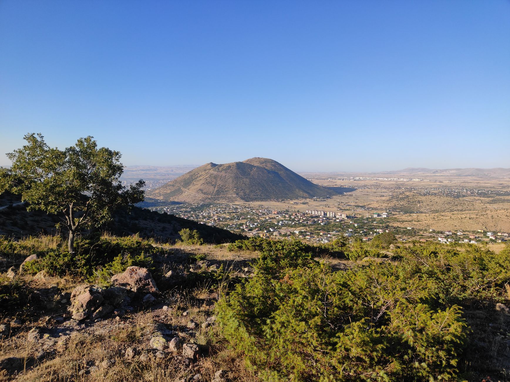 A panoramic view of Kayseri featuring Mount Erciyes and cityscape.