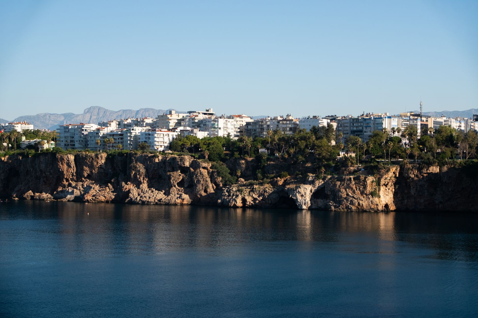 A serene seaside recovery residence in Antalya featuring lush gardens and calming waters.