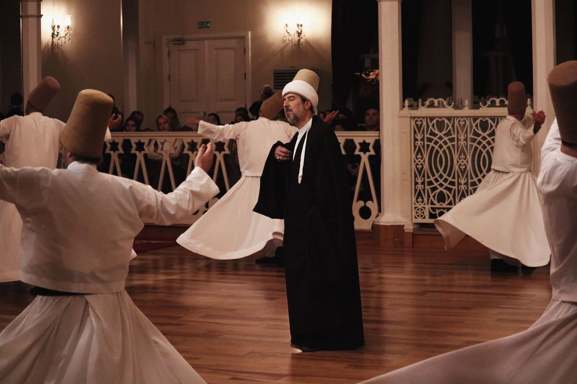 Konya'da geleneksel kıyafetleriyle sema ritüeli icra eden semazenler.
