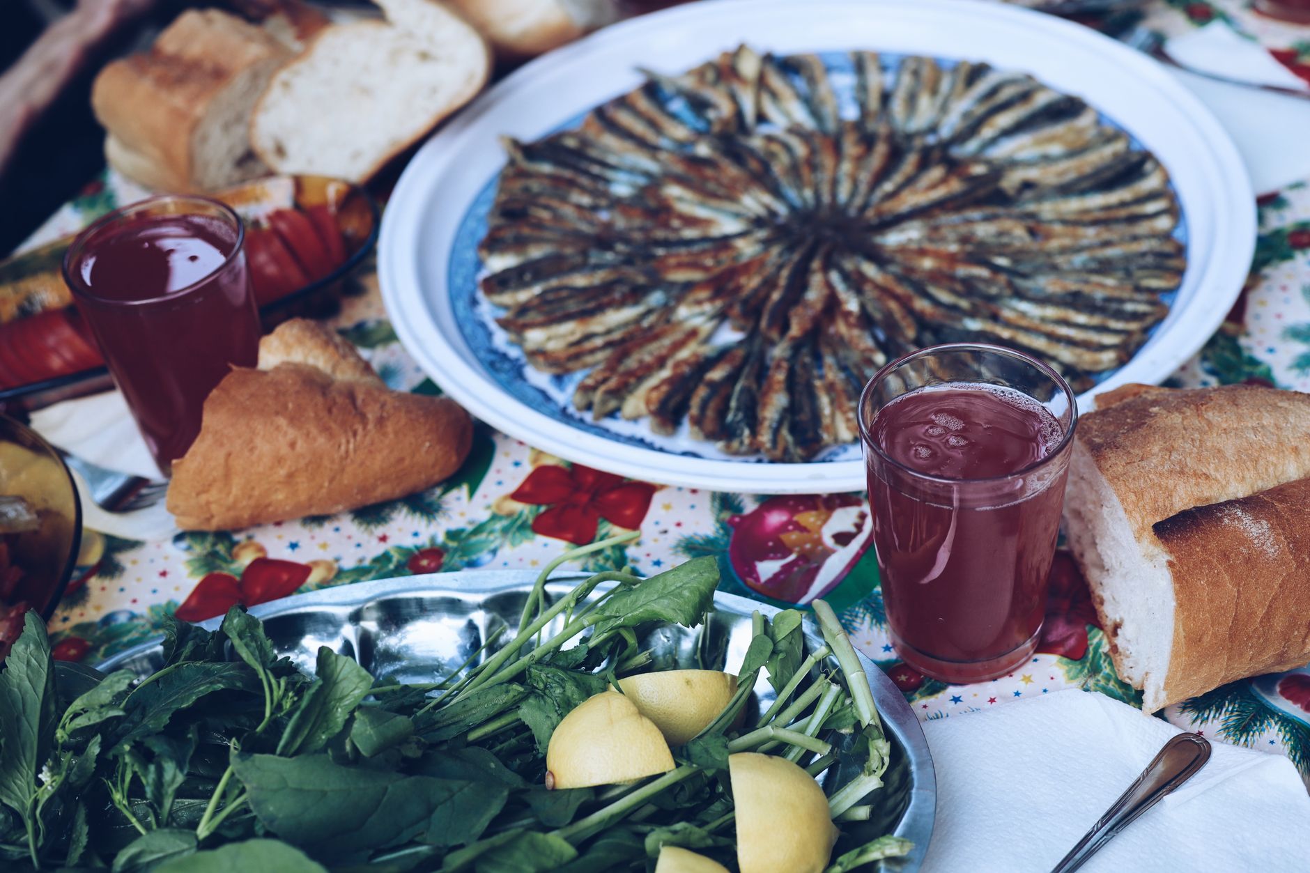 چیدمان زیبای ماهی کبابی، سالاد و نان در رستورانی کنار دریاچه.