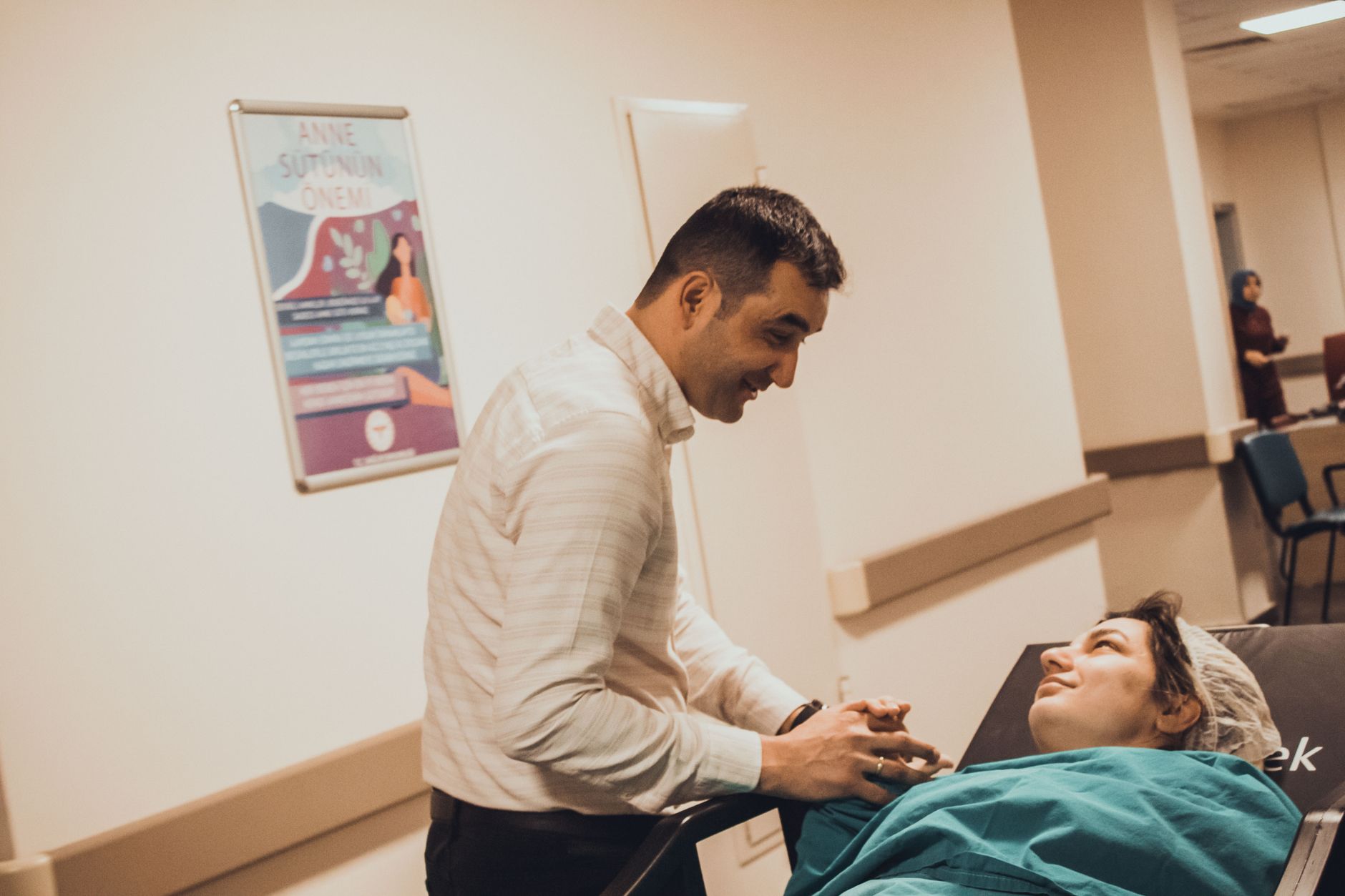 A smiling patient relaxes in a hospital room in Türkiye, feeling safe and comfortable during recovery.