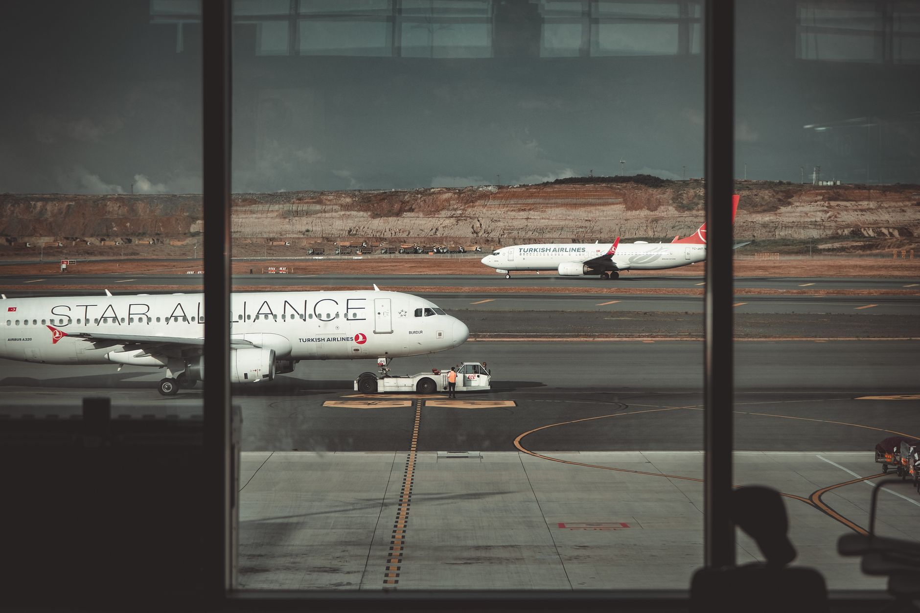 Turkish Airlines plane at airport gate, highlighting US to Istanbul direct flights for medical travelers.