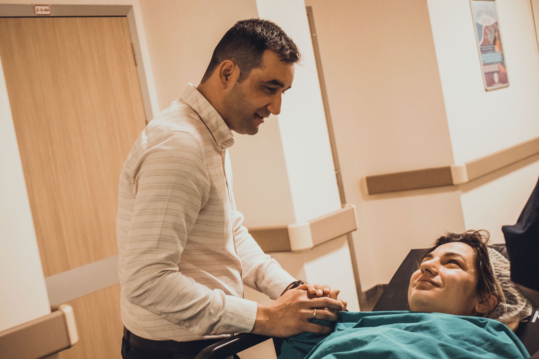 A doctor and a patient smiling in a hospital room in Türkiye.