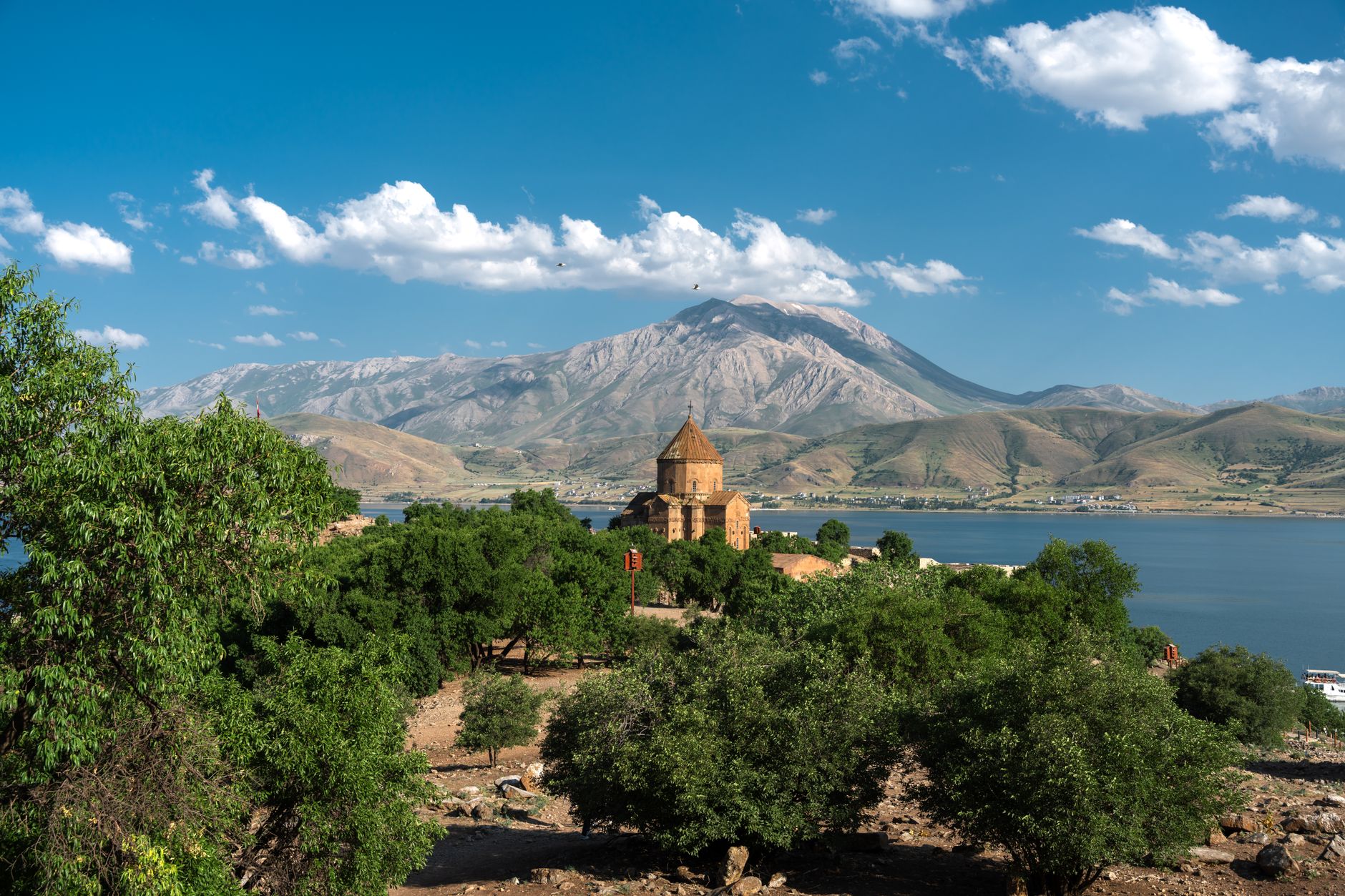 کلیسای صلیب مقدس در جزیره آکدامار، مشرف به دریاچه وان و کوه‌های باشکوه.