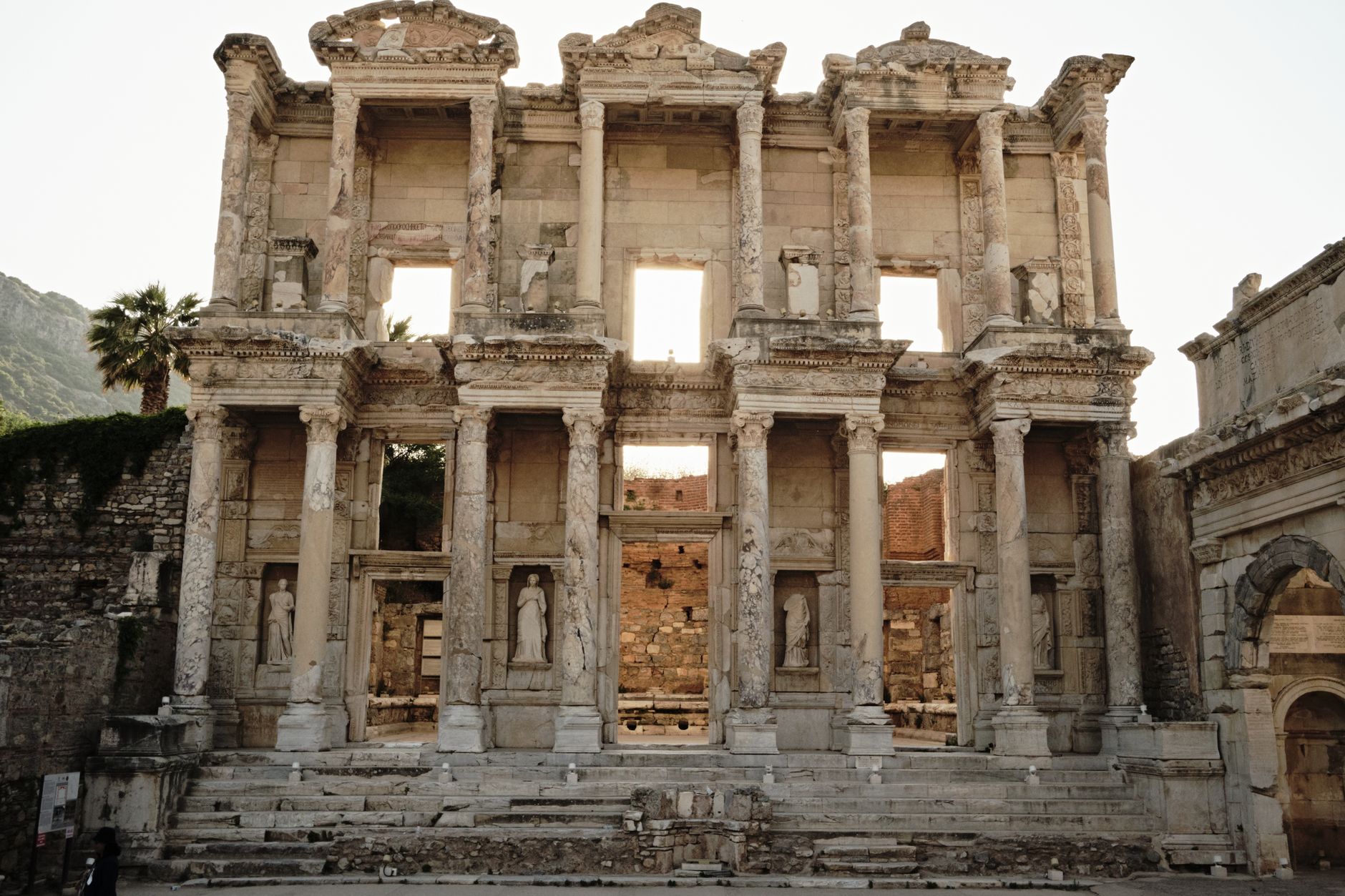 以弗所塞尔苏斯图书馆令人印象深刻的立面，展现了古典建筑与雕像之美。