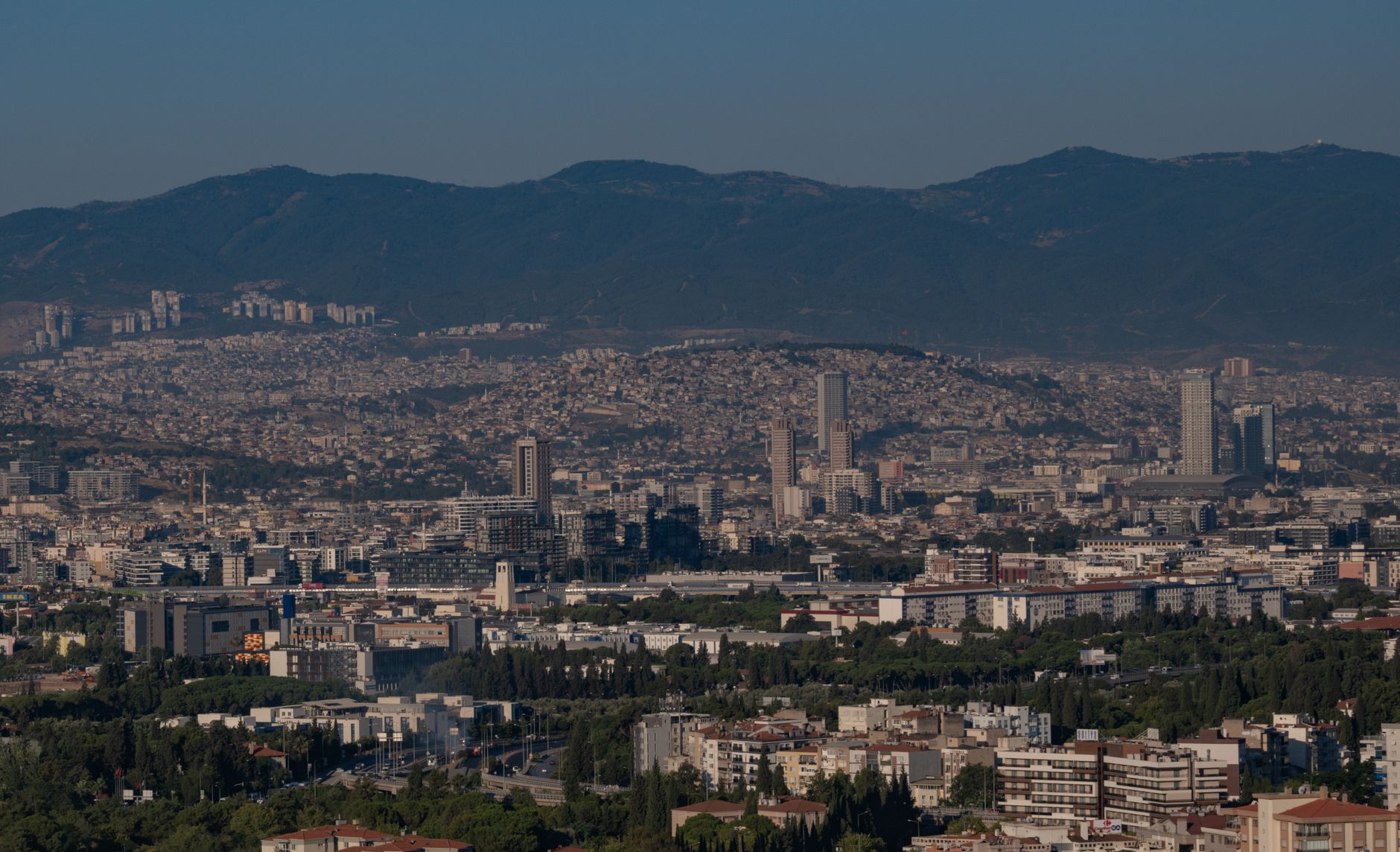 Aerial view of Izmir showcasing urban development and lush greenery, highlighting its appeal as a medical tourism destination.