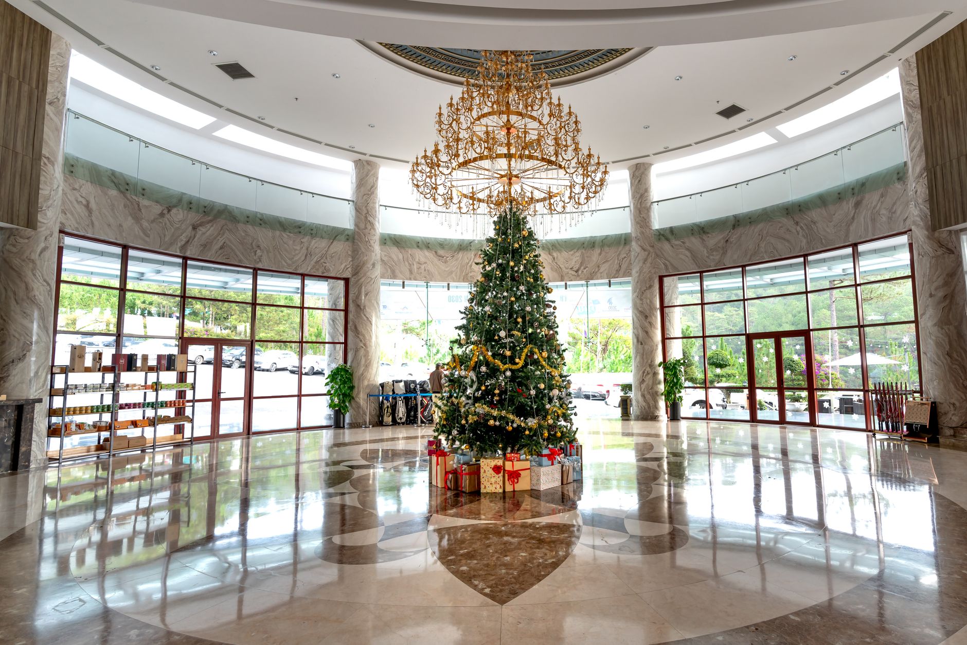 Bright and elegant hospital lobby in Türkiye featuring a Christmas tree and luxurious decor.