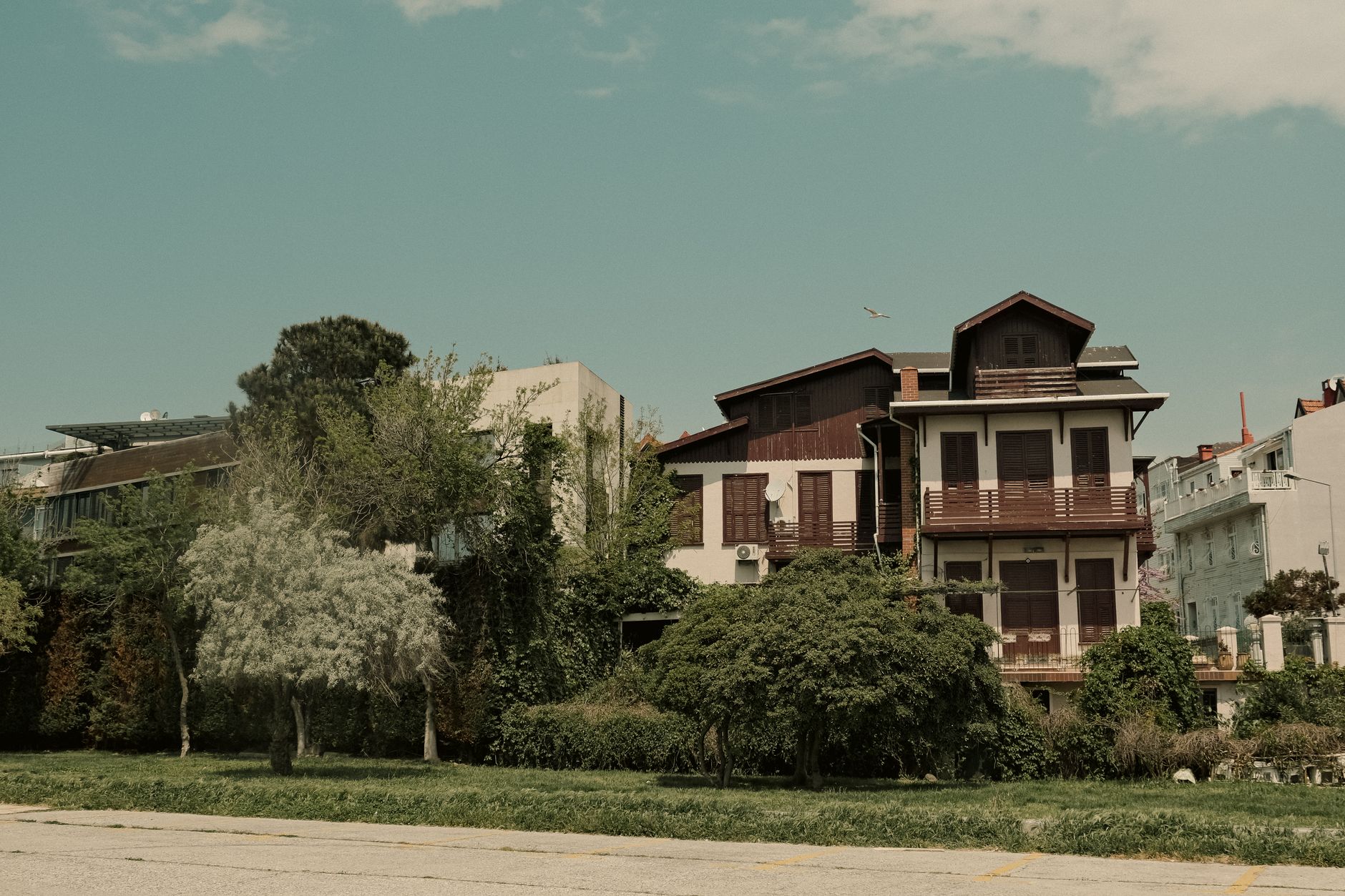 A picturesque old house in Eğirdir with lush greenery and a clear blue sky.