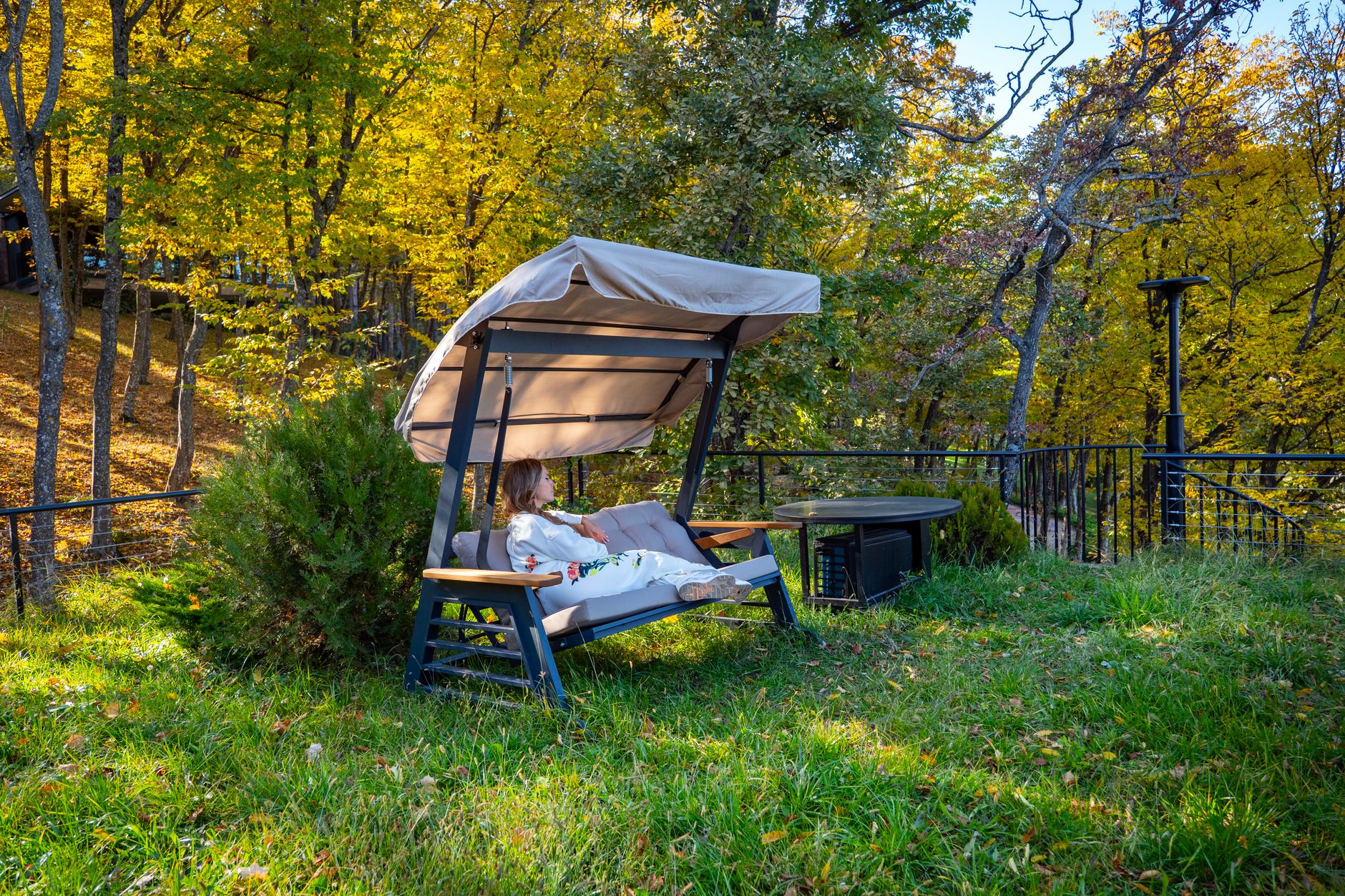 A tranquil swing seat in Bursa's park, perfect for recovery, surrounded by autumn foliage.