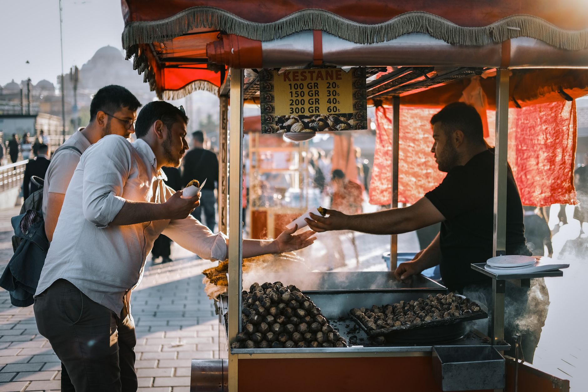 İstanbul'da bir müşteriye kestane satan satıcı, yaklaşık 2023.