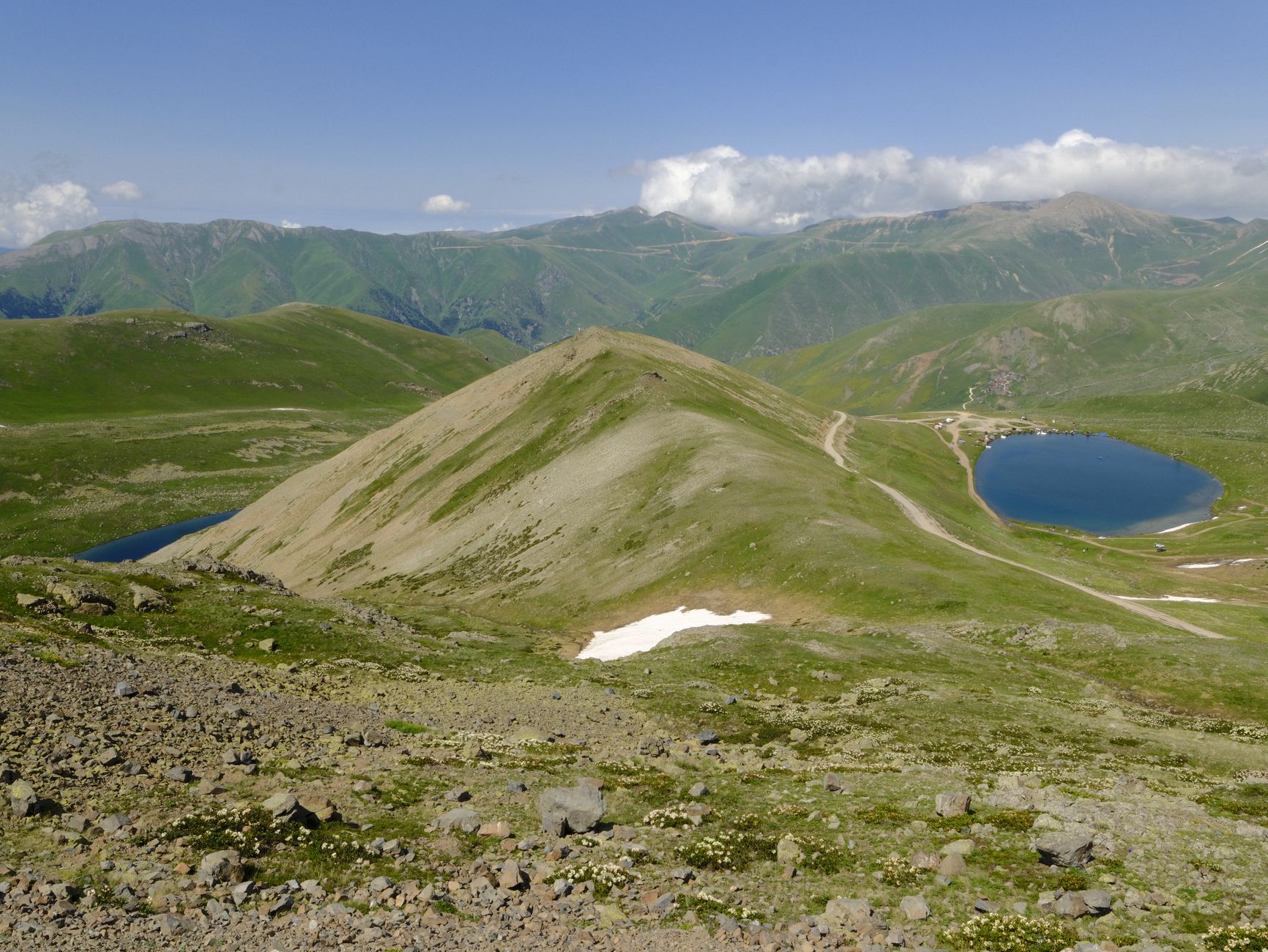 Trabzon yakınlarında Karadeniz bölgesindeki göllerle çevrili canlı yeşil tepeler.