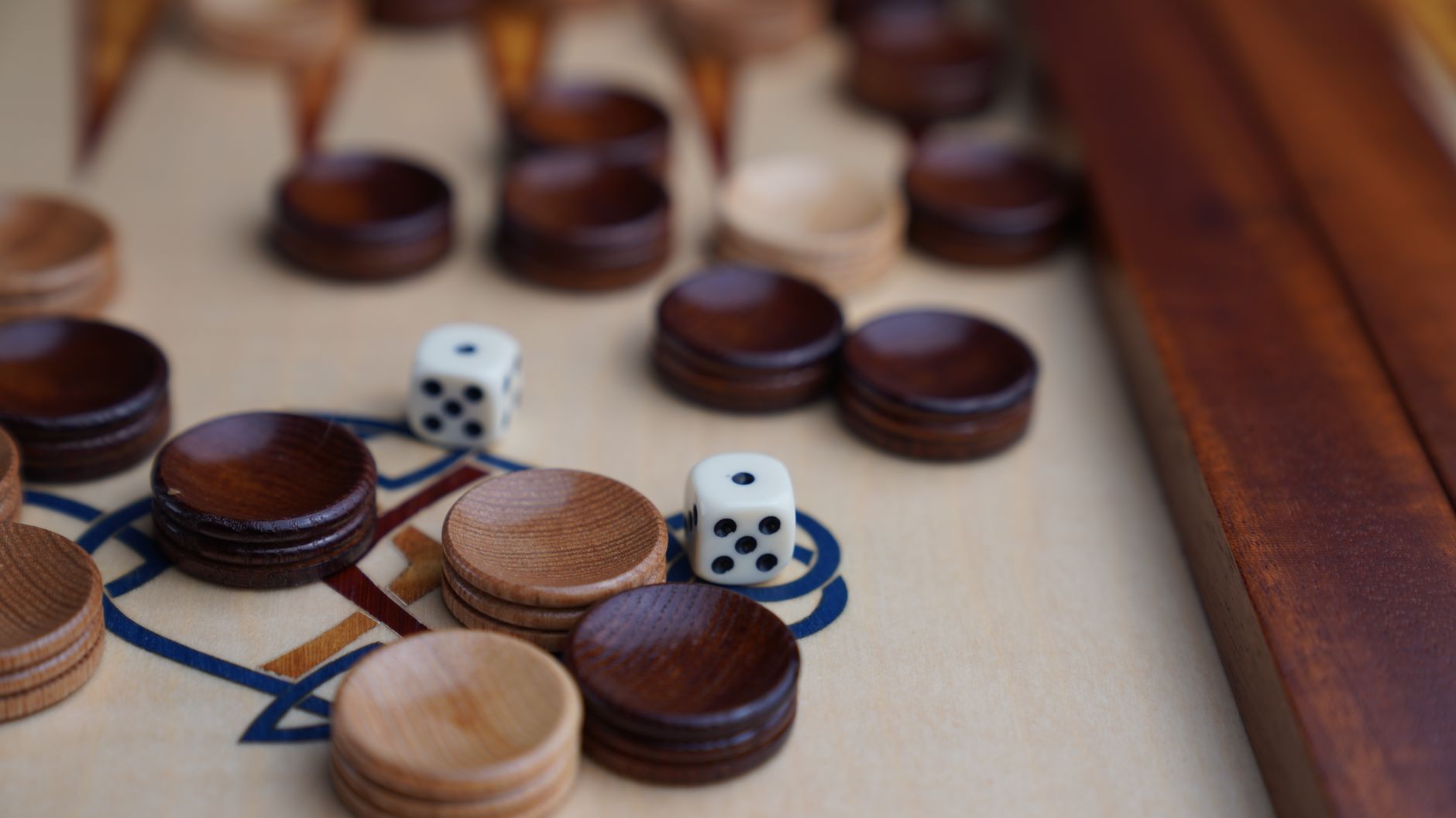 双陆棋盘细节图，木质棋子和骰子，准备开一局。