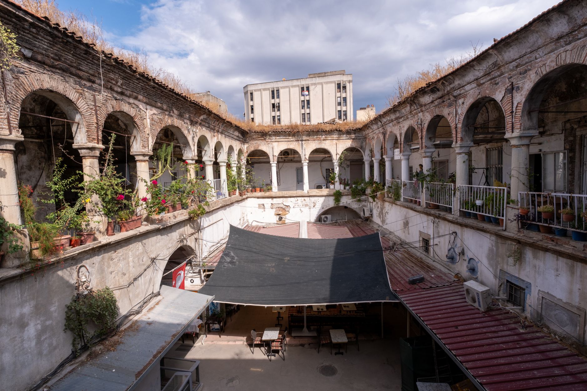 نمایی از دروازه کاروانسرای سلجوقی در سطان‌هانی با کنده‌کاری‌های دقیق و جزئیات معماری.