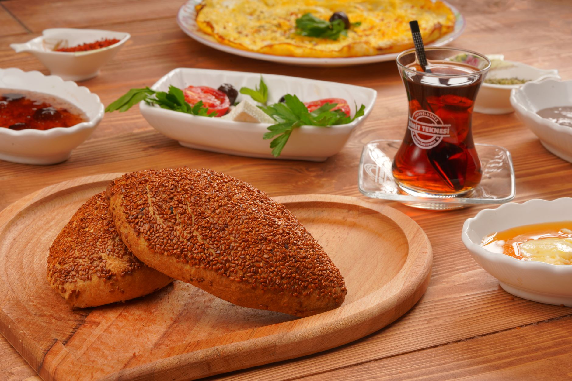 مائدة إفطار وان التقليدي مع الخبز بالسمسم والشاي والجبن والخضروات الطازجة.