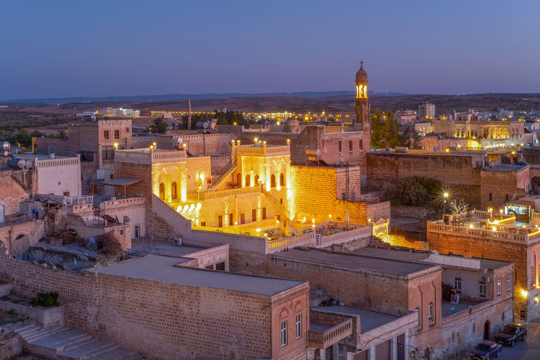 منظر مسائي جميل للبيوت الحجرية بلون العسل في ماردين خلال الساعة الذهبية.