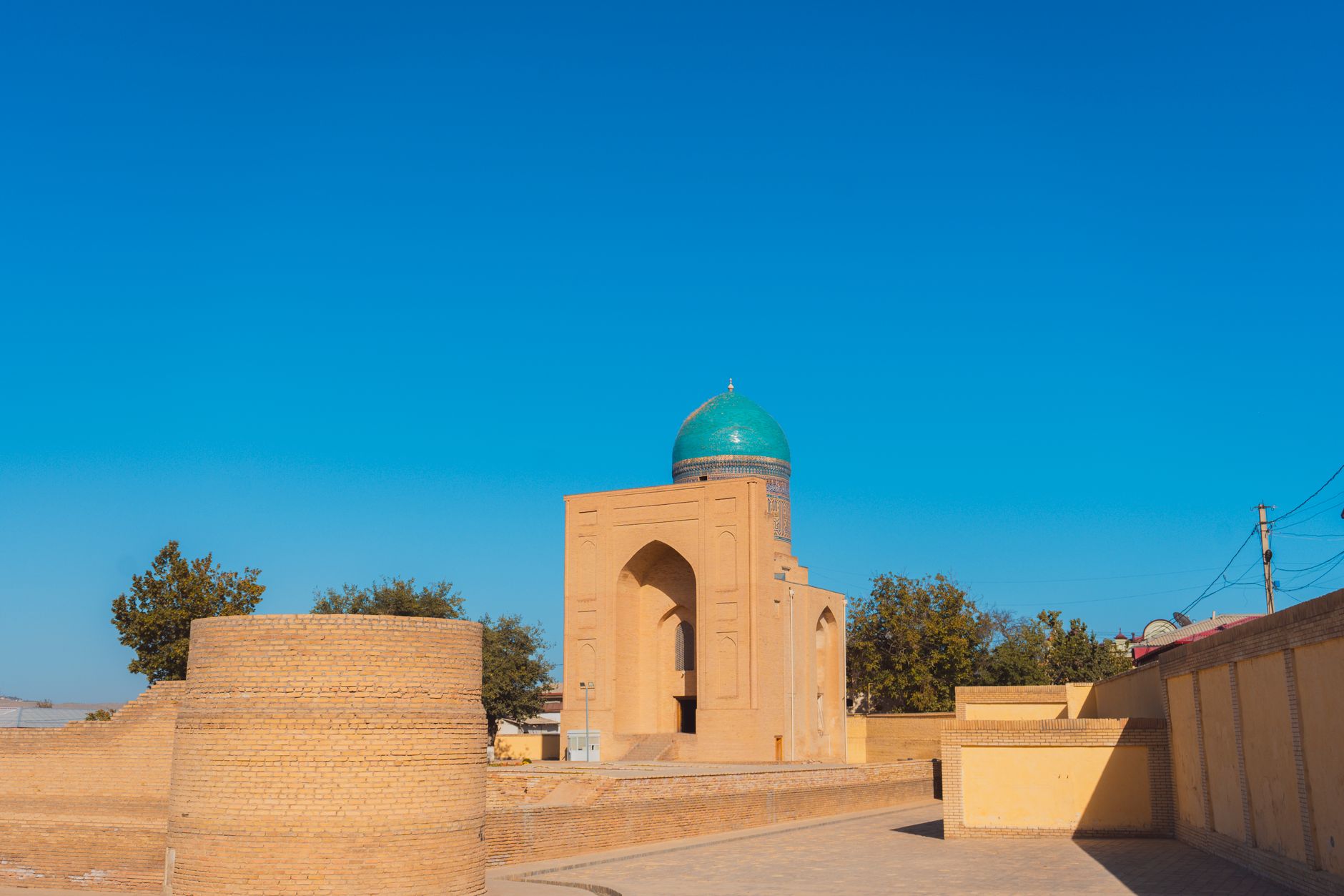 لقطة قريبة لنقوش حجرية معقّدة على البوابة التاجية لخان أغزيكارا.