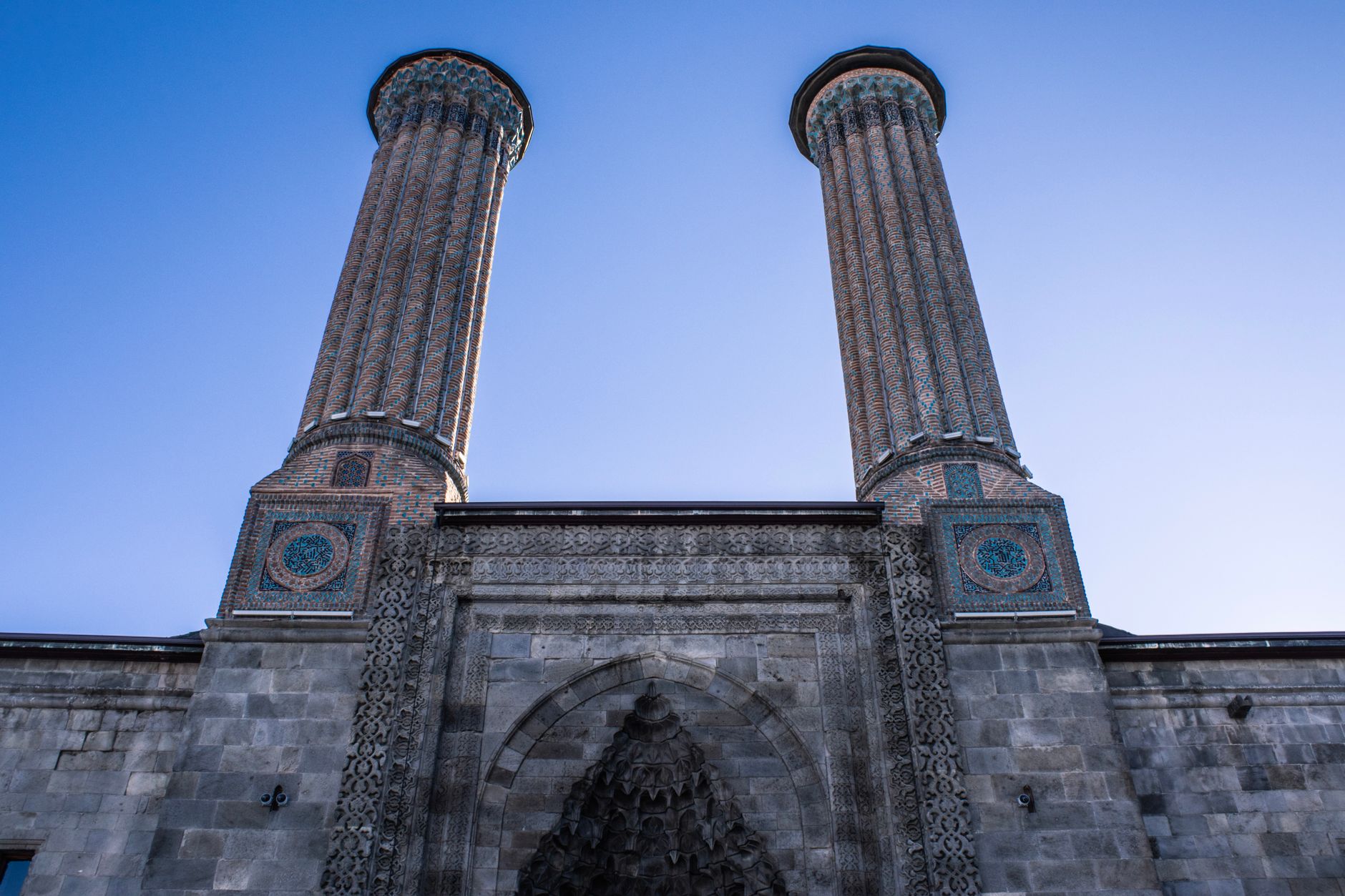 Selçuklu medresesi, Erzurum'un tarihi merkezinde yer alan karmaşık tasarımlı ikiz minarelere sahiptir.