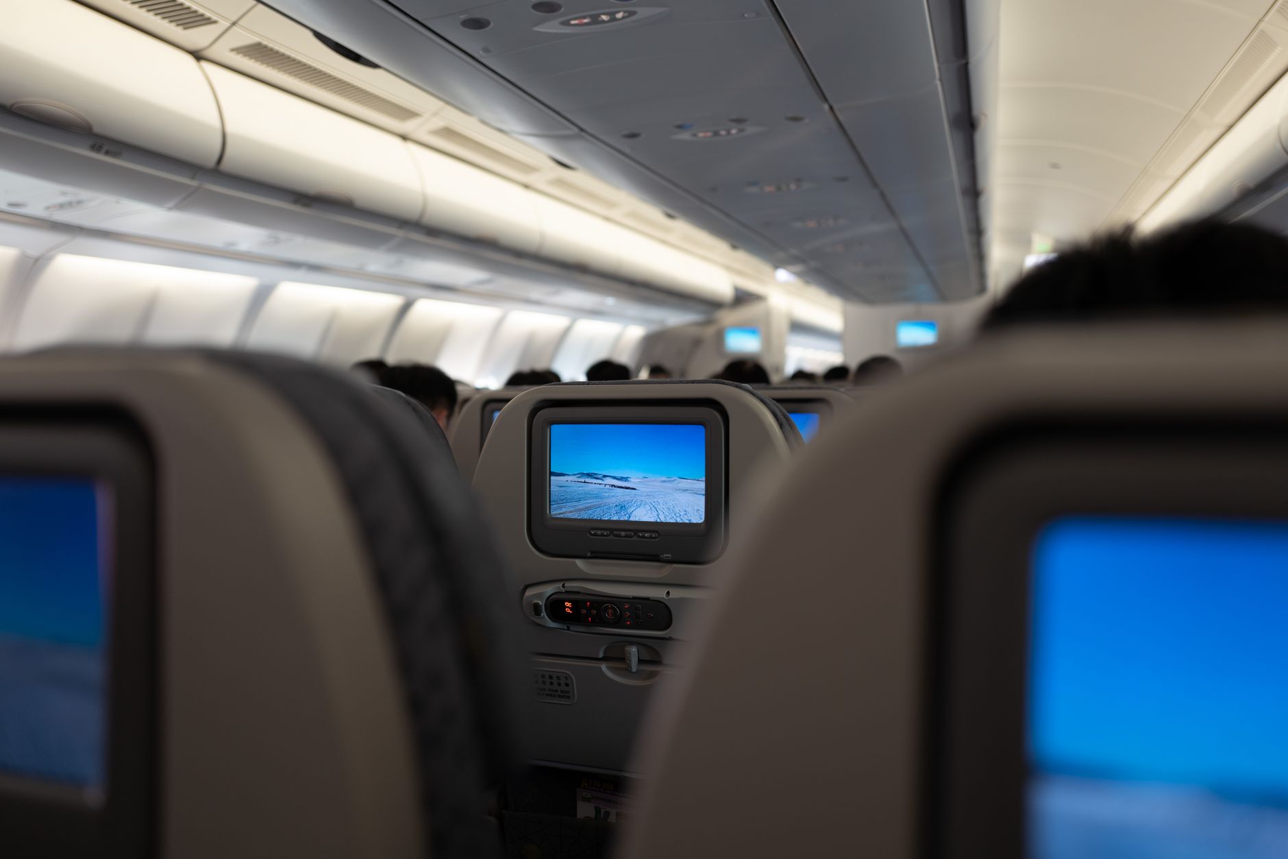 Manzaralı görüntülerin ekranlarda gösterildiği Türk Hava Yolları Business Class kabininin iç görünümü.