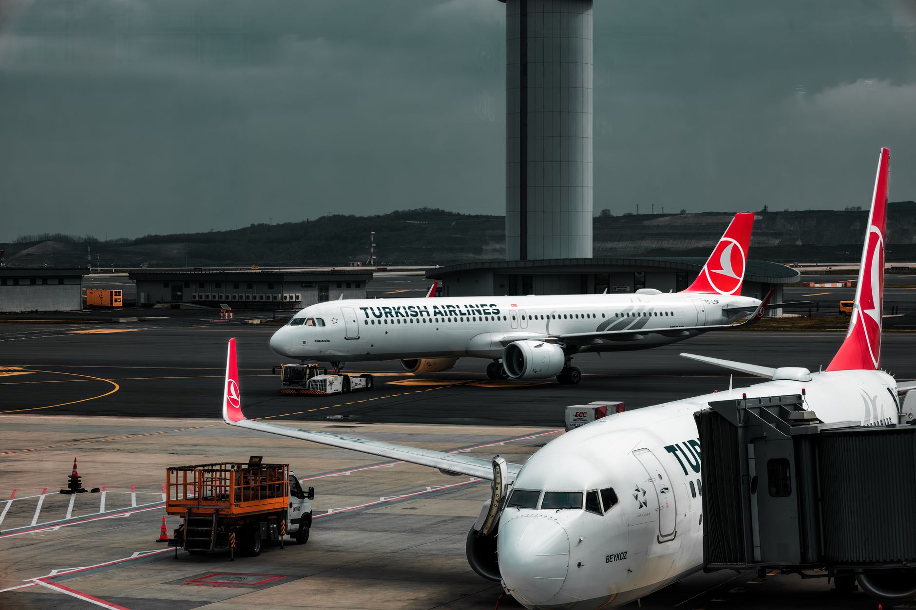 یک هواپیمای Turkish Airlines در فرودگاه استانبول پارک شده است که مسیرهای مستقیم جدید را برجسته می‌کند.